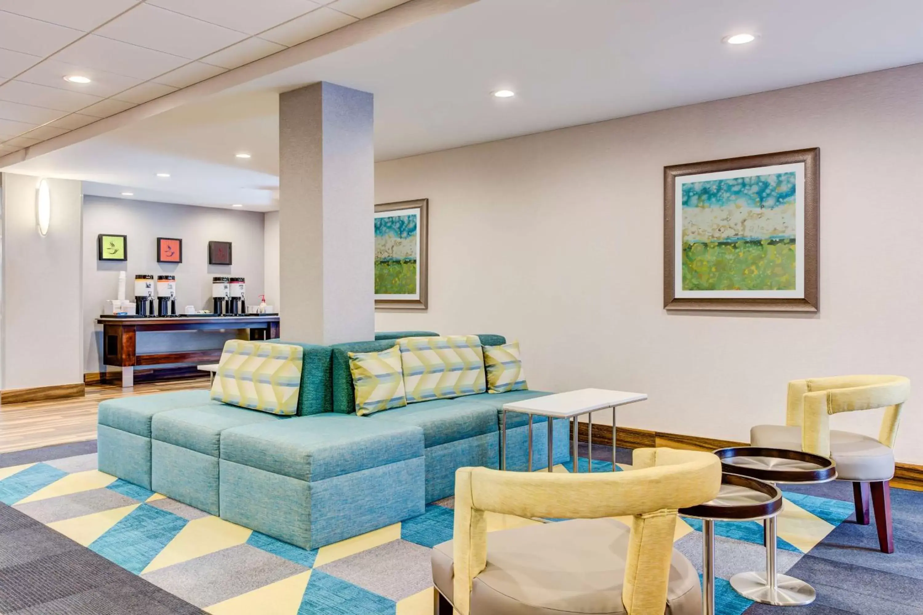 Lobby or reception, Lounge/Bar in Hampton Inn Macon - I-475