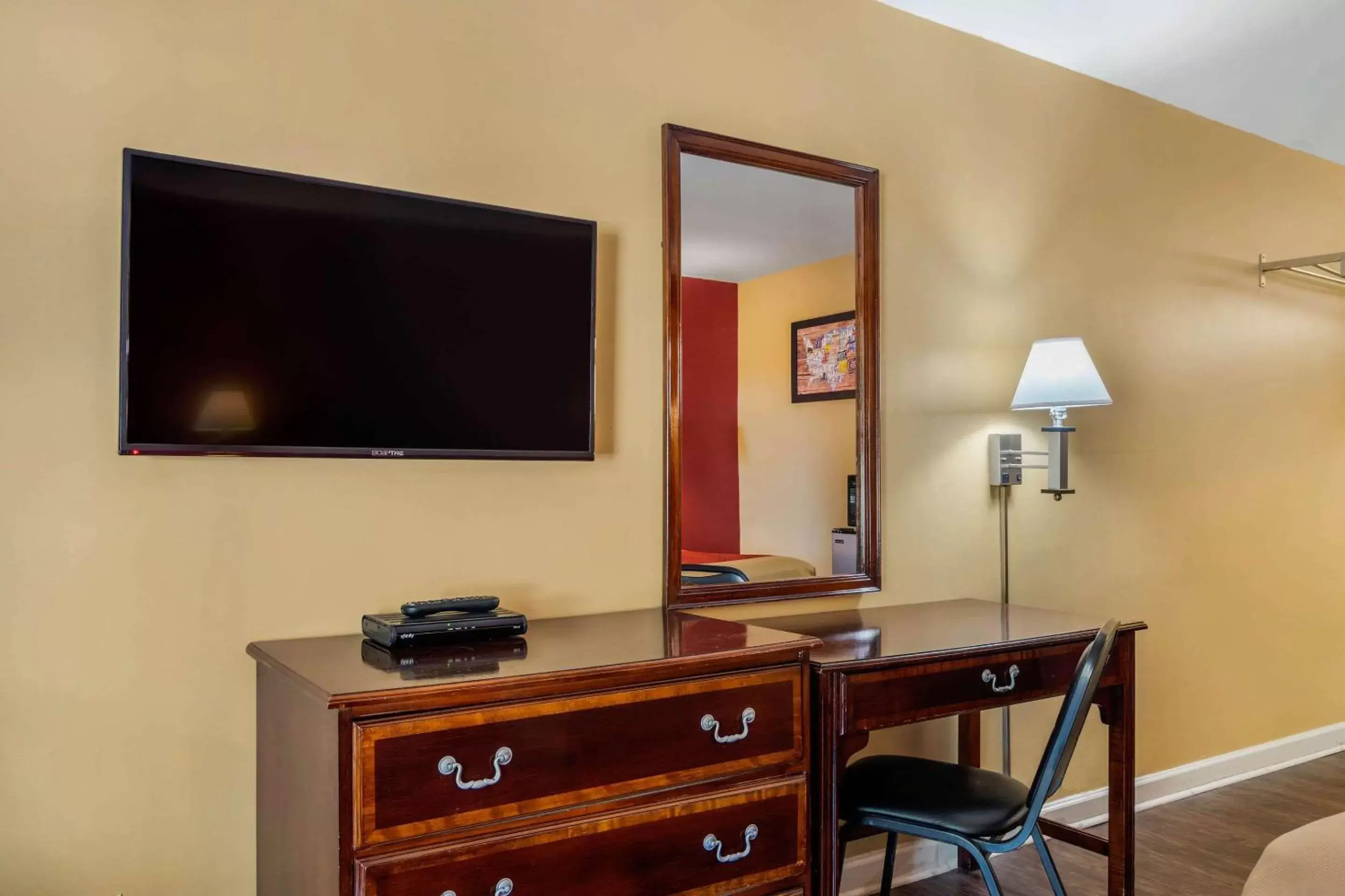 Bedroom, TV/Entertainment Center in Econo Lodge