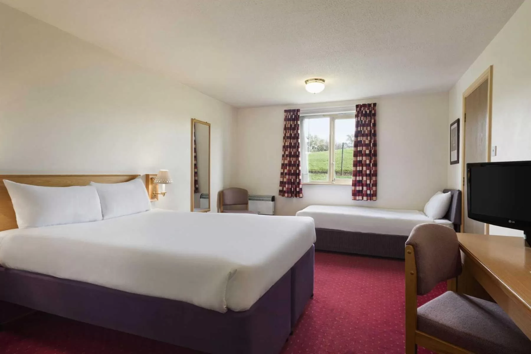 Bedroom, Bed in Days Inn Tewkesbury