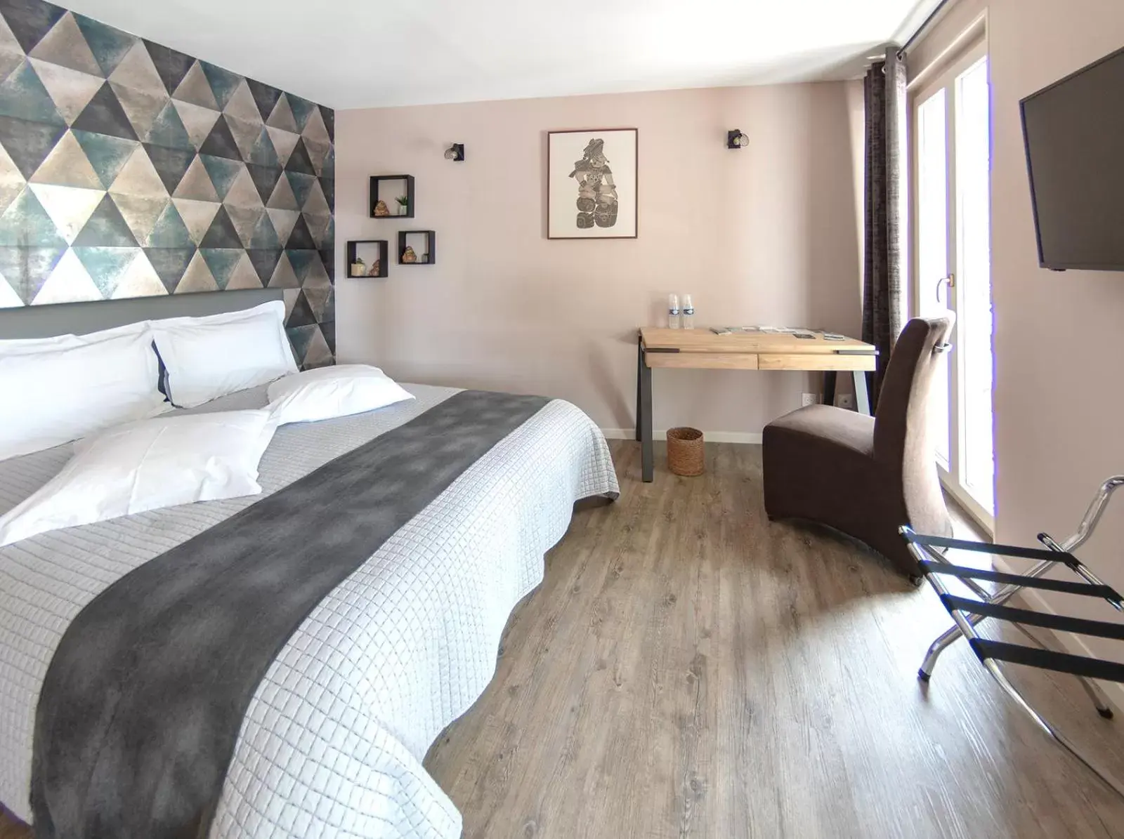 Photo of the whole room, Bed in L’ Escale de la Poste