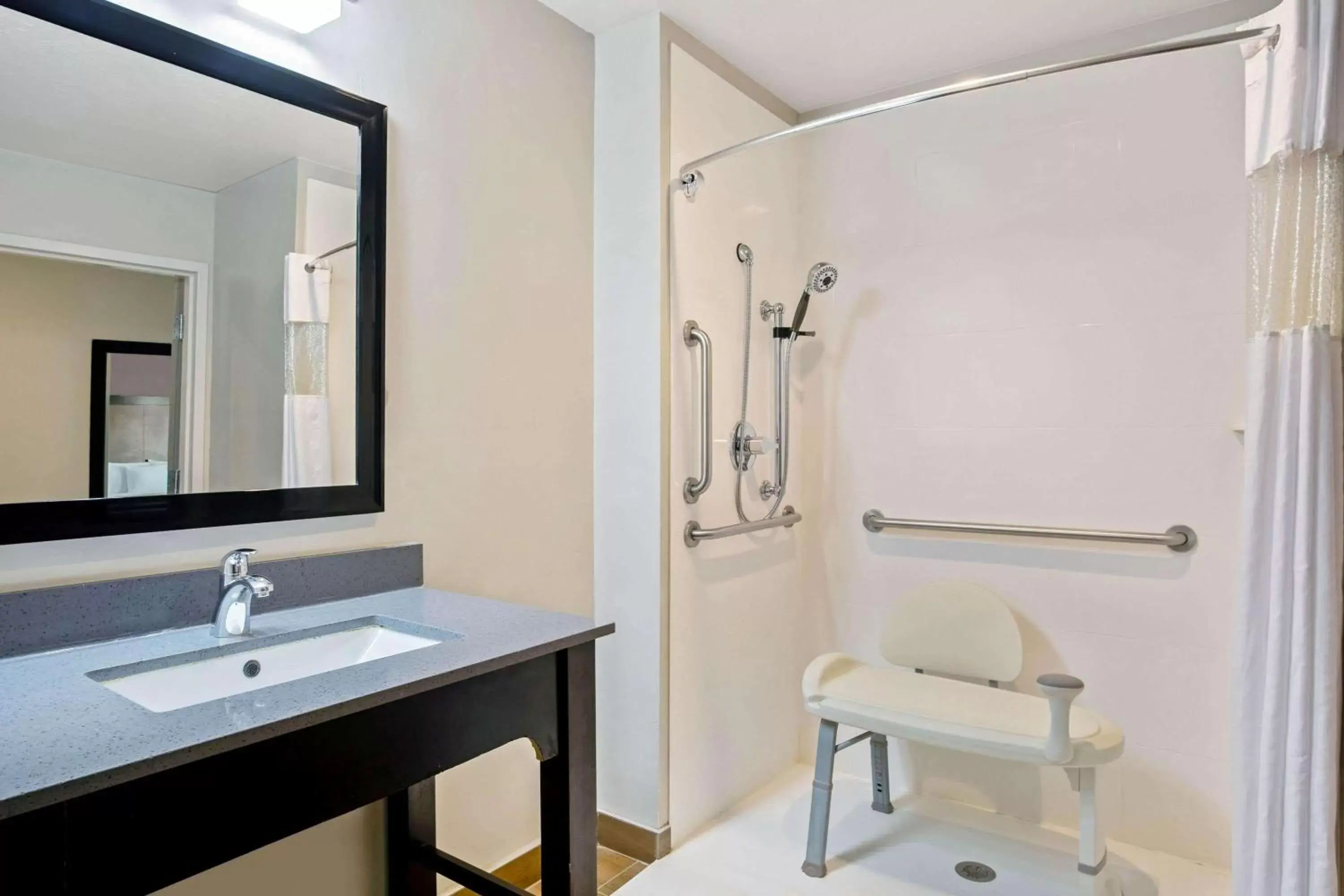 Shower, Bathroom in La Quinta by Wyndham Cedar City