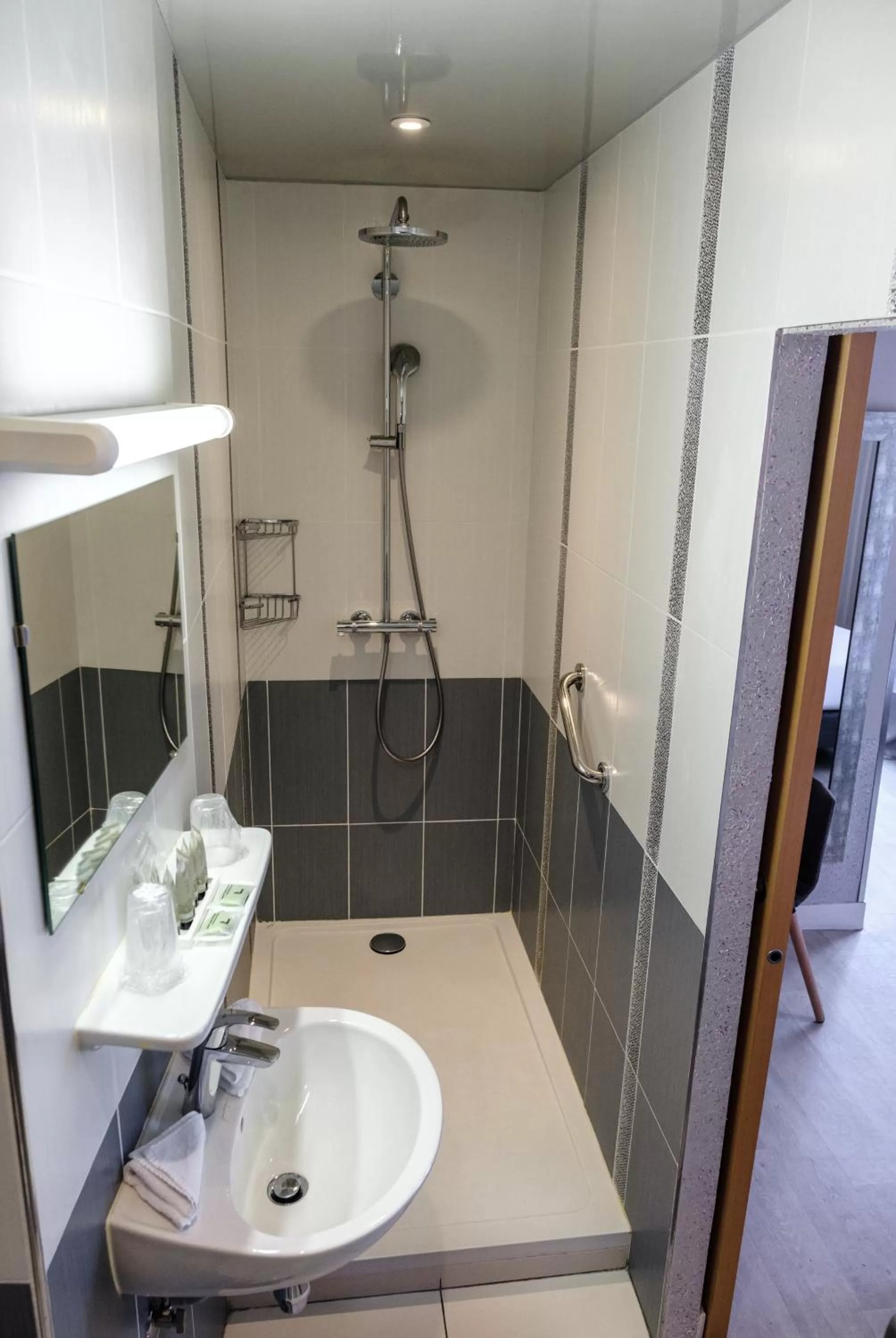 Shower in HOTEL DE PARIS MONTPARNASSE