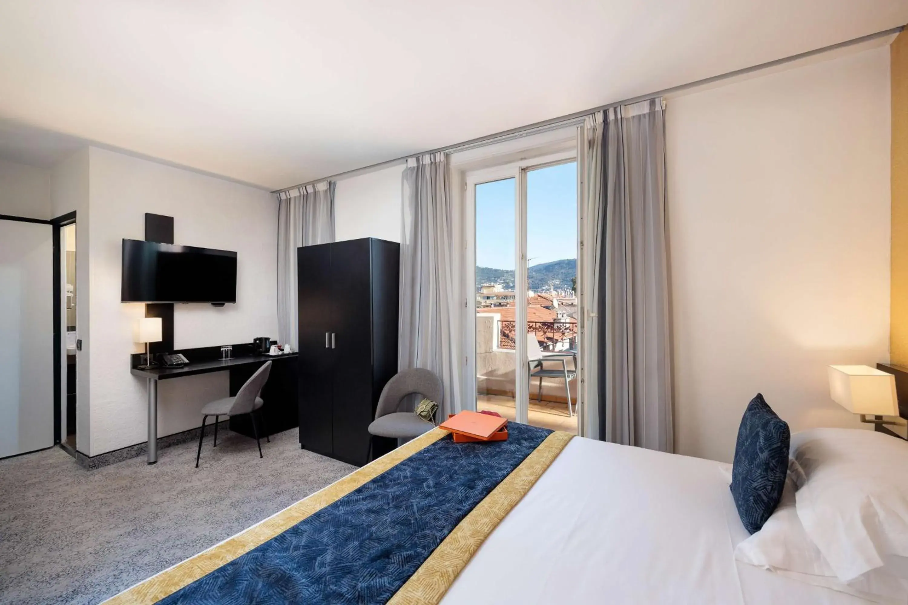 Bedroom, Bed in Best Western Plus Hôtel Massena Nice Bedroom, Bed in Best Western Plus Hôtel Massena Nice