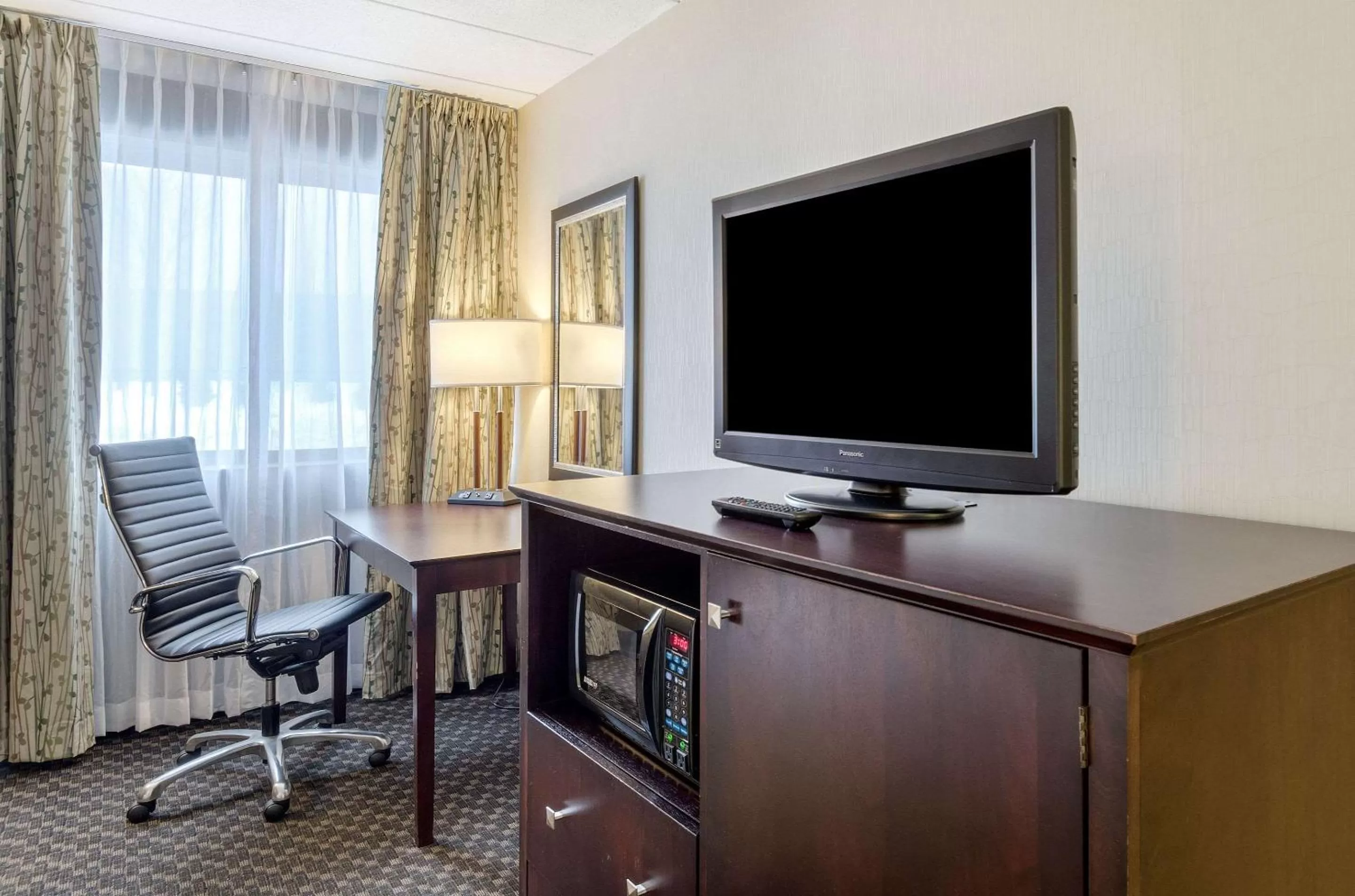 Photo of the whole room, TV/Entertainment Center in Clarion Hotel Seekonk - Providence