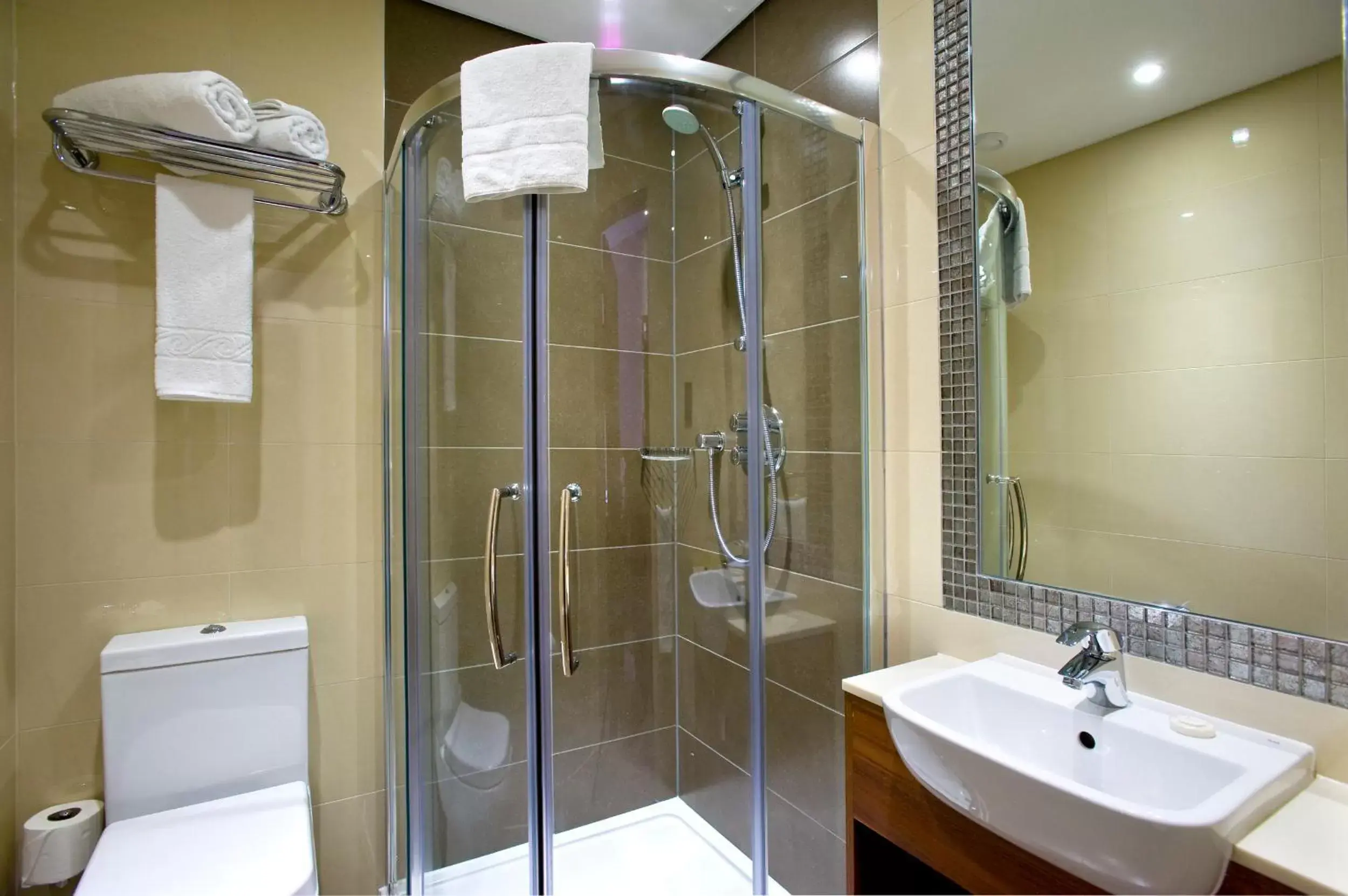 Bathroom in London Court Hotel