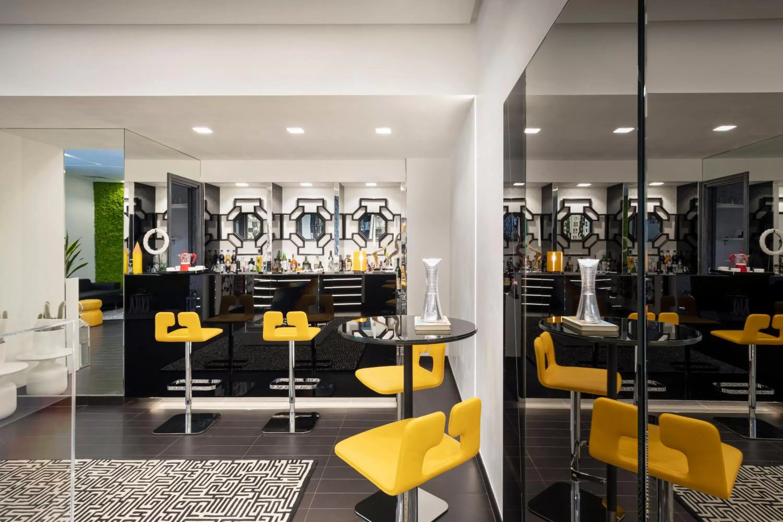 Lounge or bar in LHP Napoli Palace & SPA Lounge or bar in LHP Napoli Palace & SPA