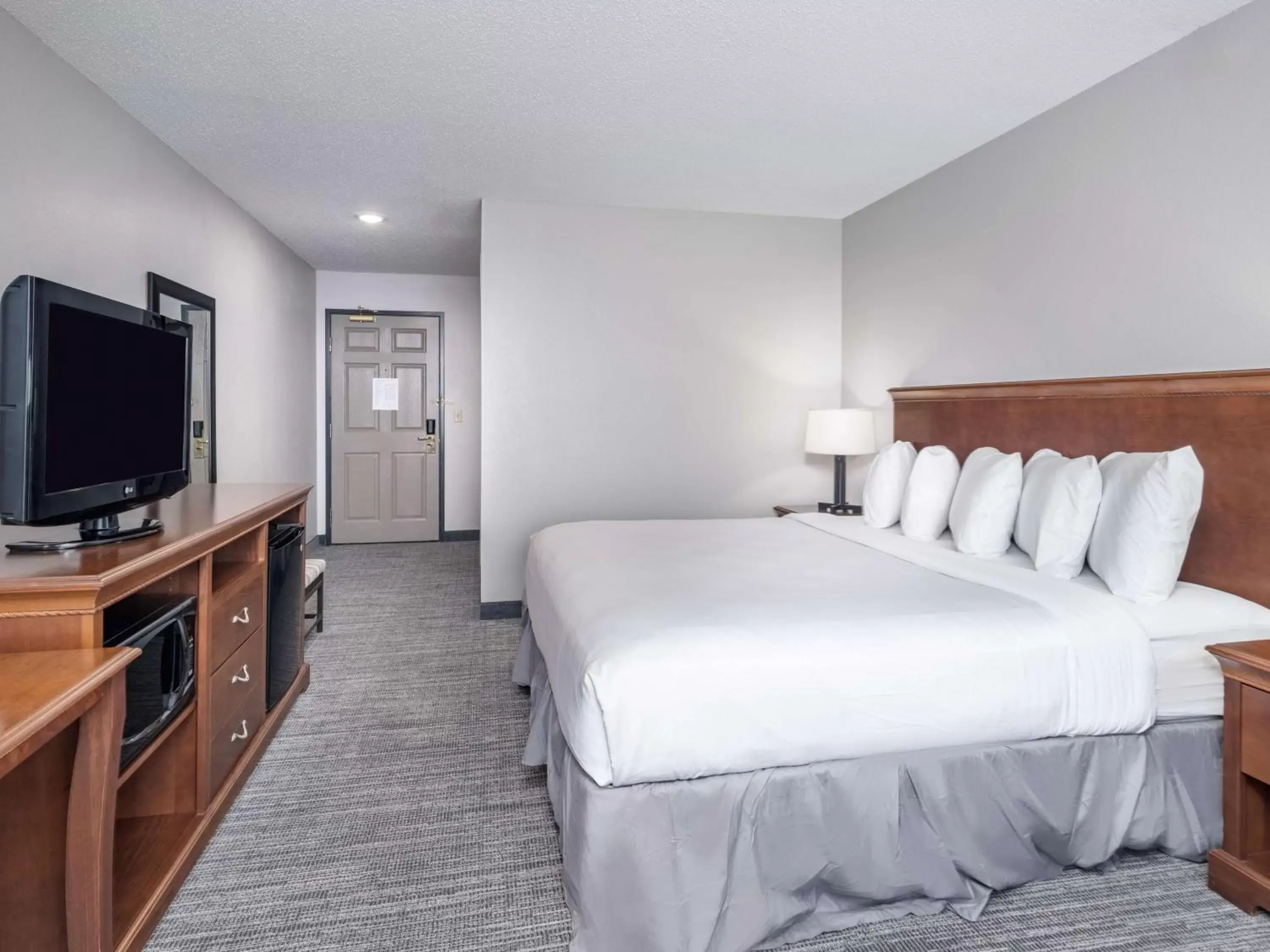 Bedroom, Bed in Country Inn & Suites by Radisson, Toledo, OH