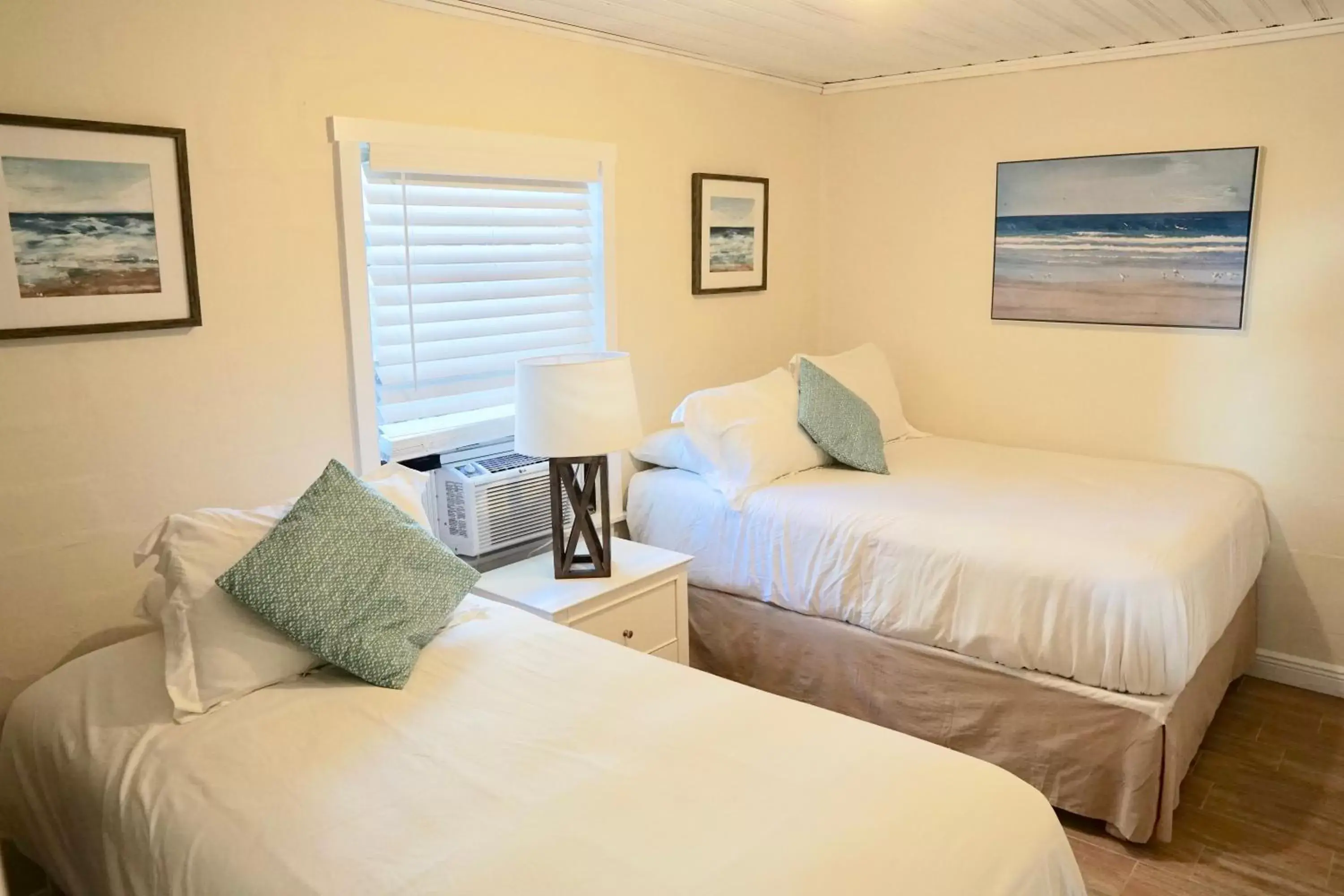Photo of the whole room, Bed in Molloy Gulf Motel & Cottages