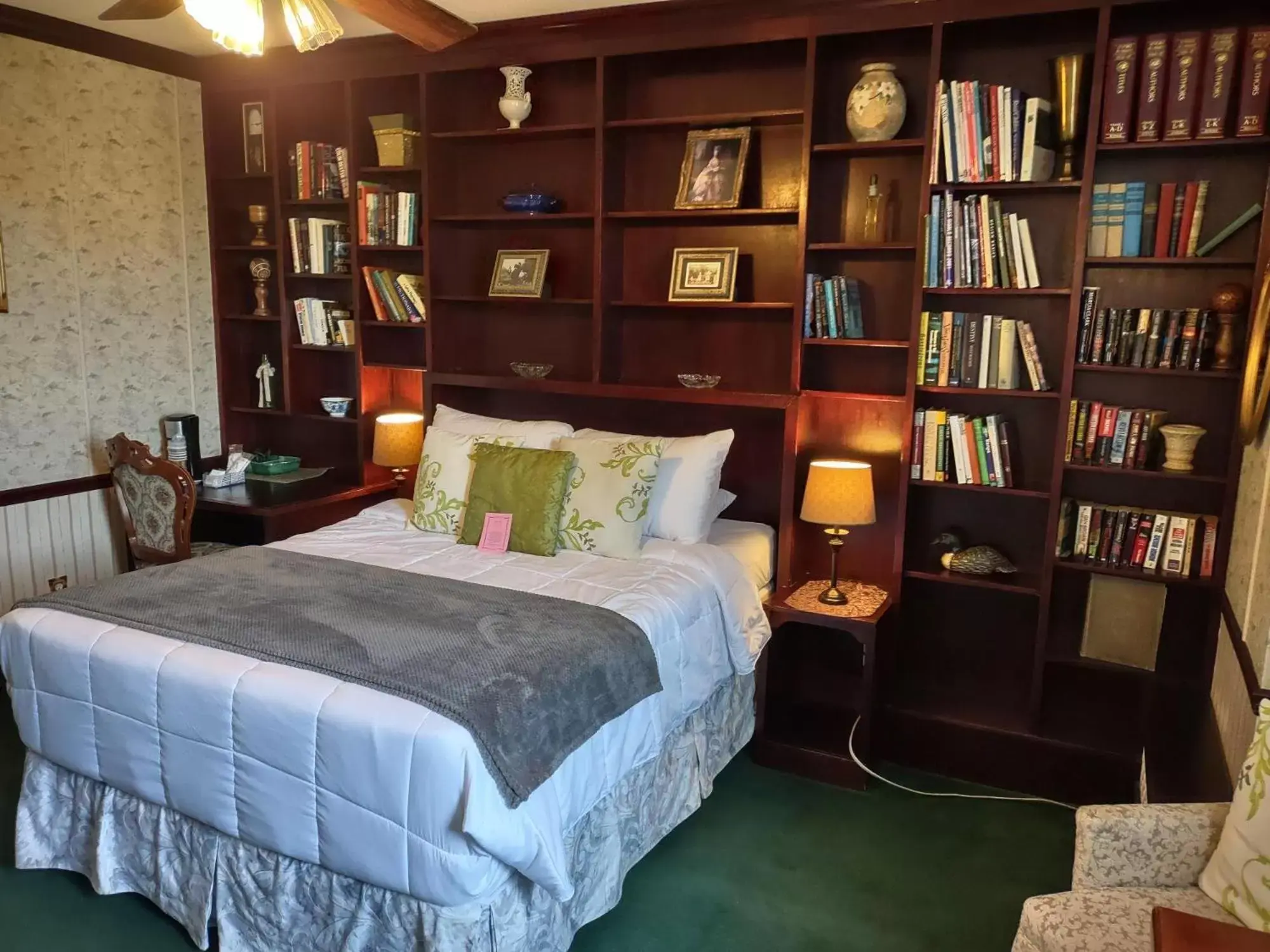 Bed, Library in The King George Inn