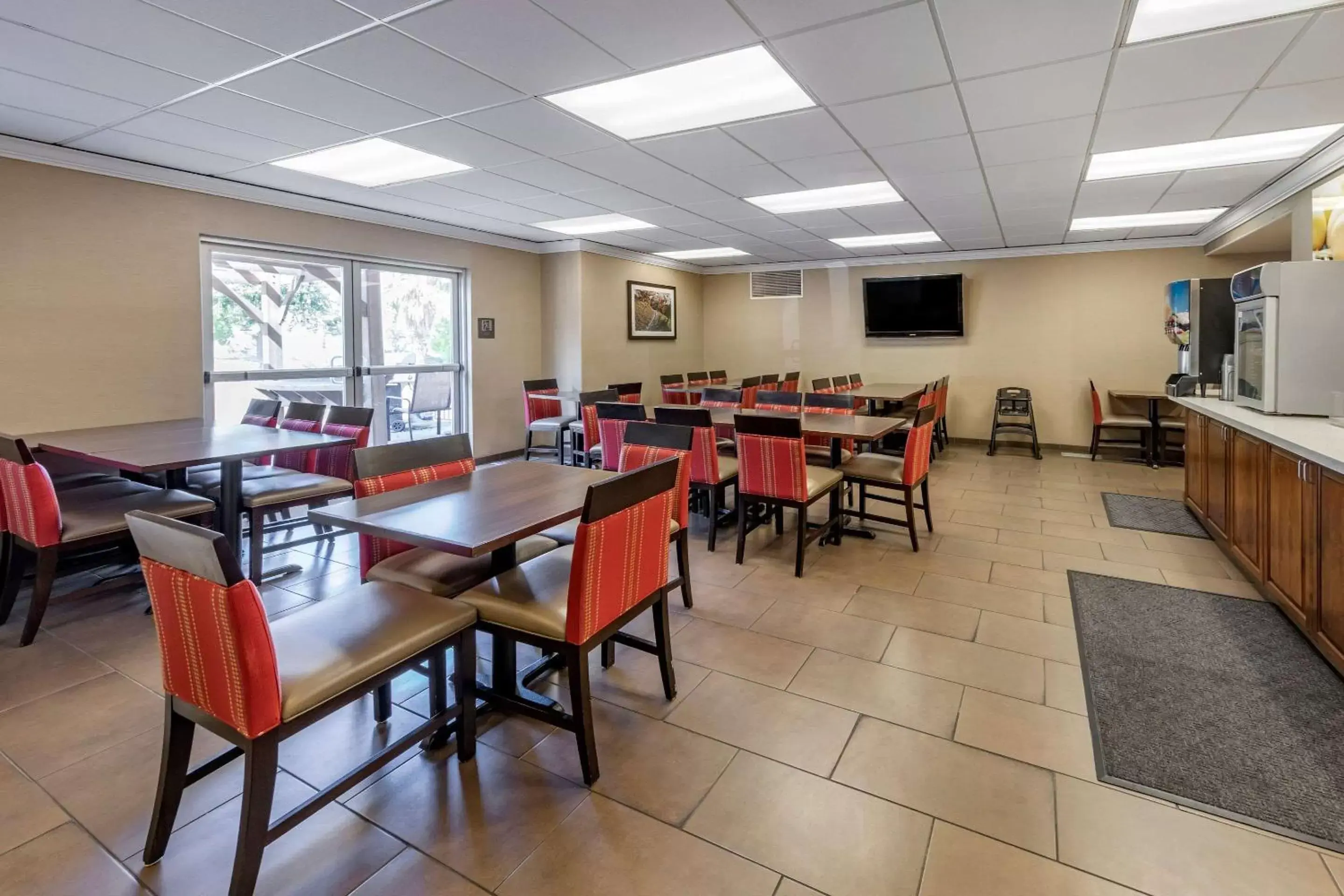 Restaurant/Places to Eat in Comfort Suites Near Six Flags Magic Mountain