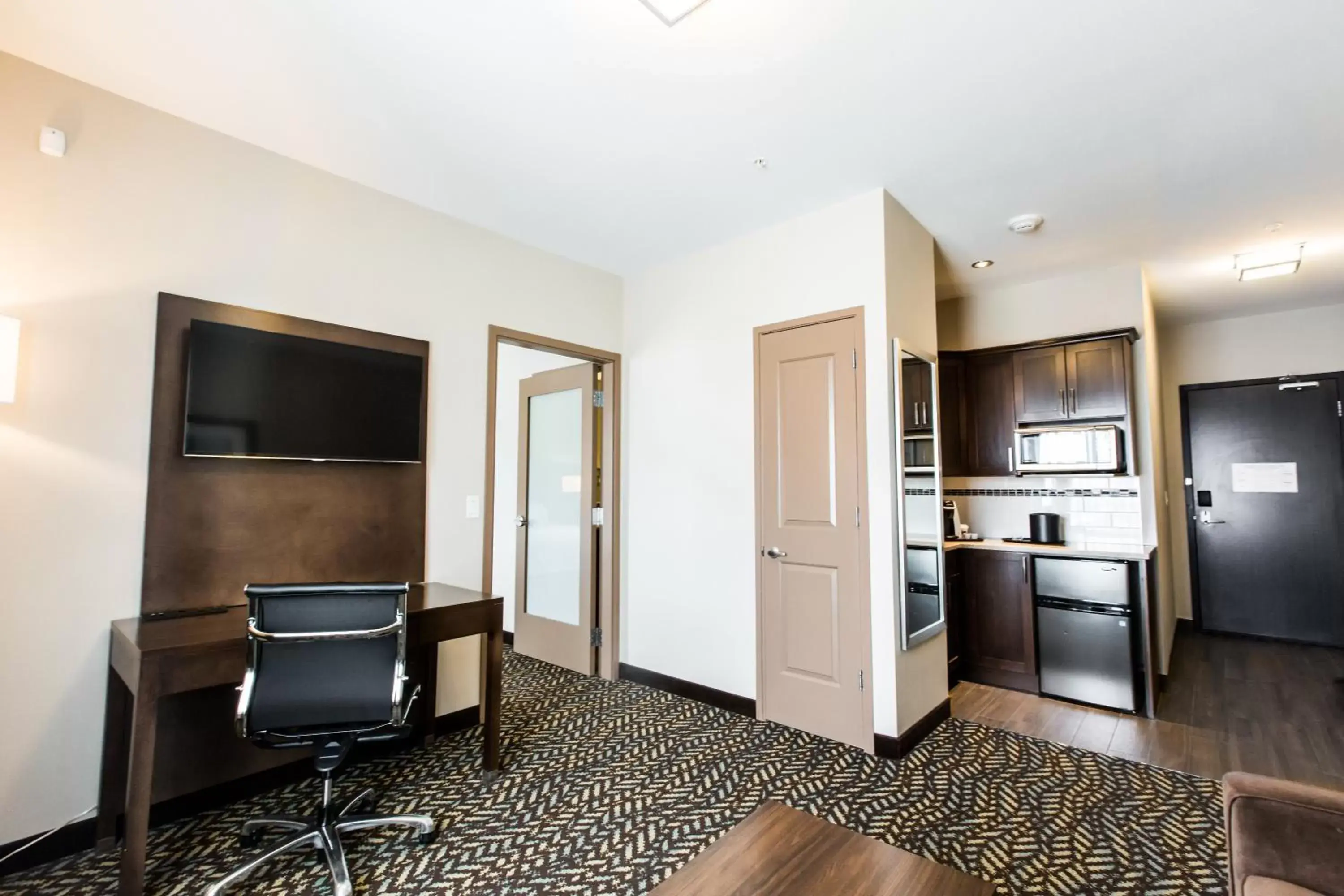 Photo of the whole room, TV/Entertainment Center in Holiday Inn Express & Suites Spruce Grove - Stony Plain, an IHG Hotel