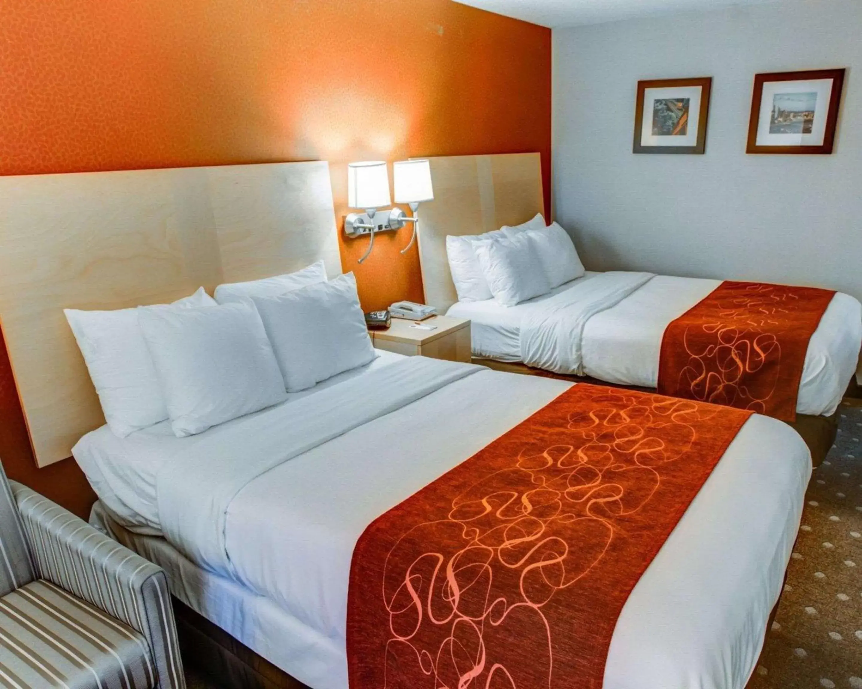Photo of the whole room, Bed in Comfort Suites Coraopolis