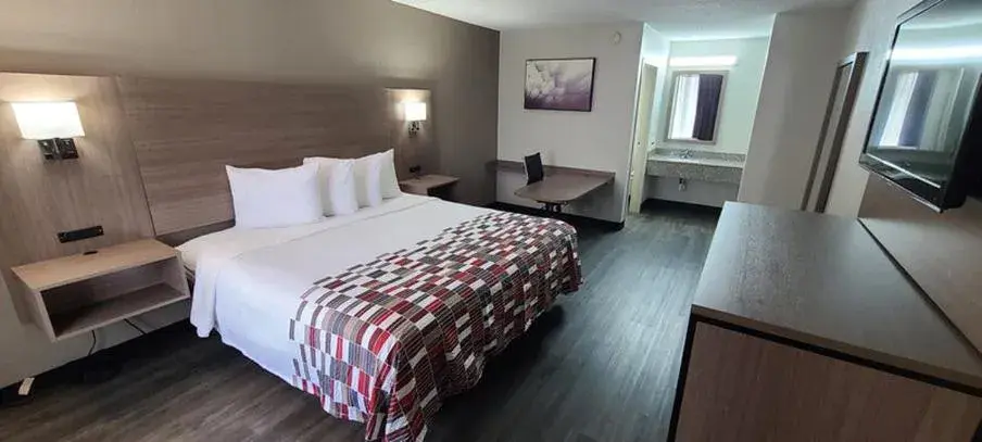 Standard King Room Non-Smoking in Days Inn by Wyndham Charlotte Airport North Standard King Room Non-Smoking in Days Inn by Wyndham Charlotte Airport North