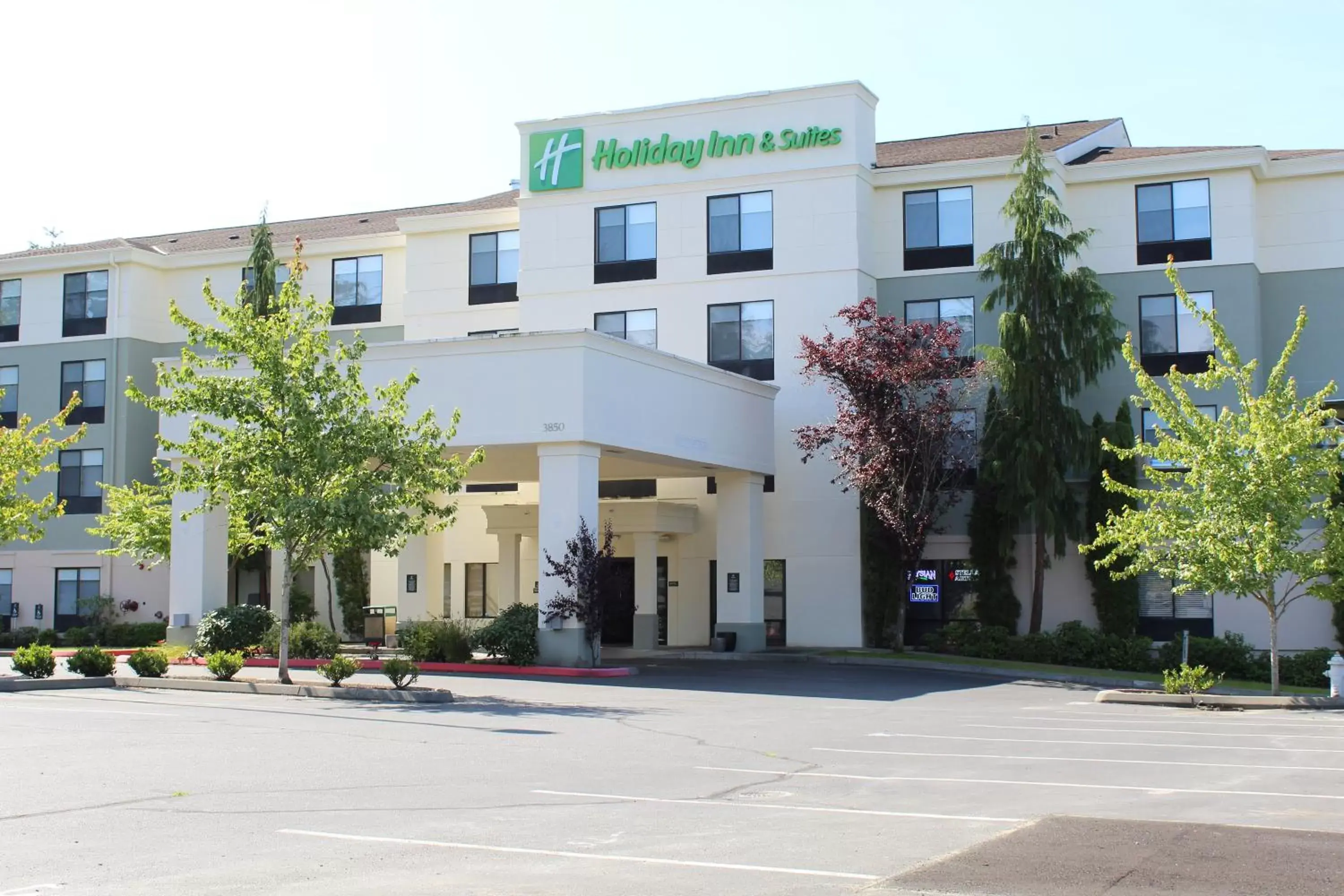 Property building in Holiday Inn & Suites Bothell an IHG Hotel