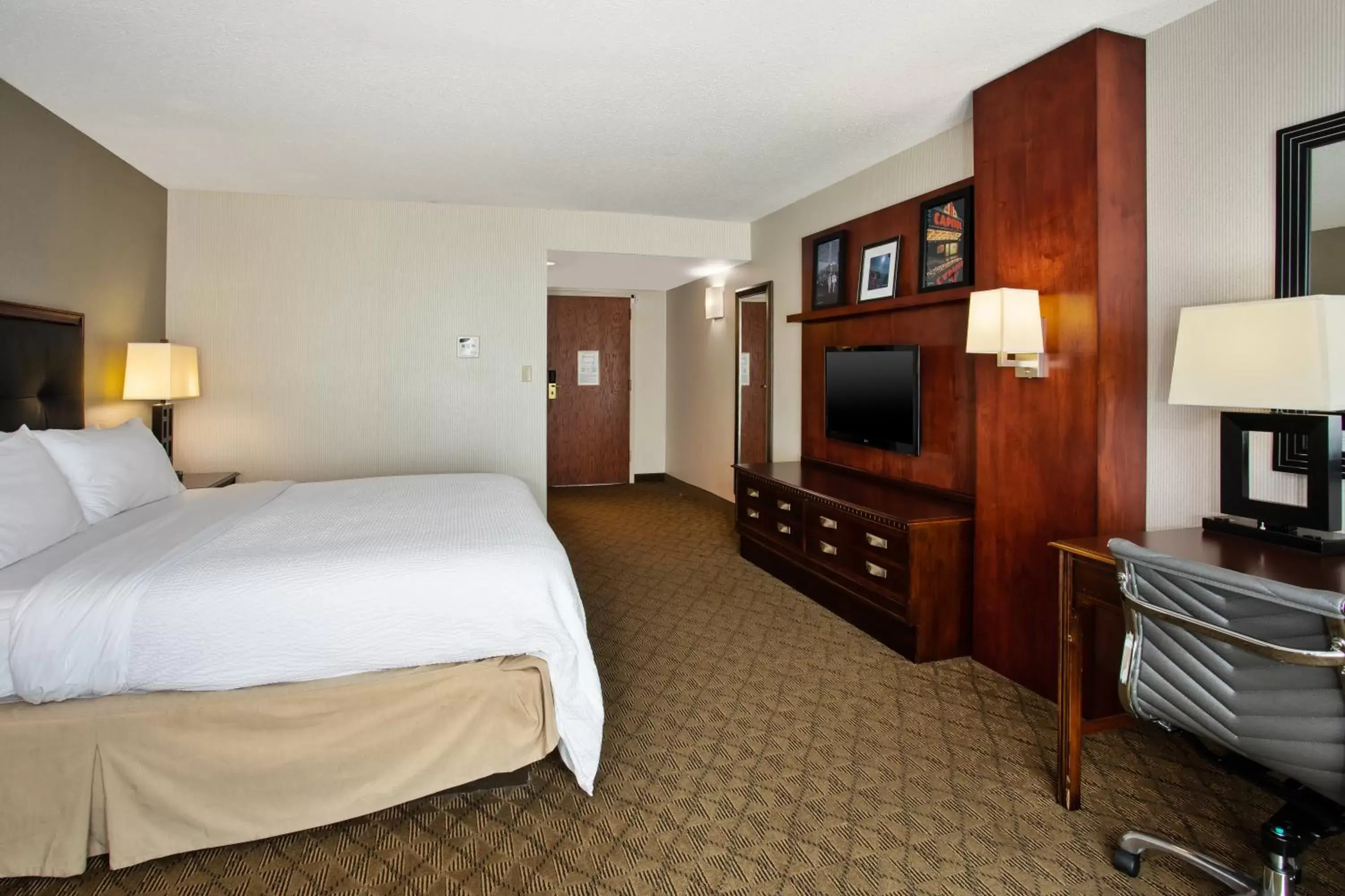 Bedroom, Bed in Holiday Inn University Plaza-Bowling Green, an IHG Hotel