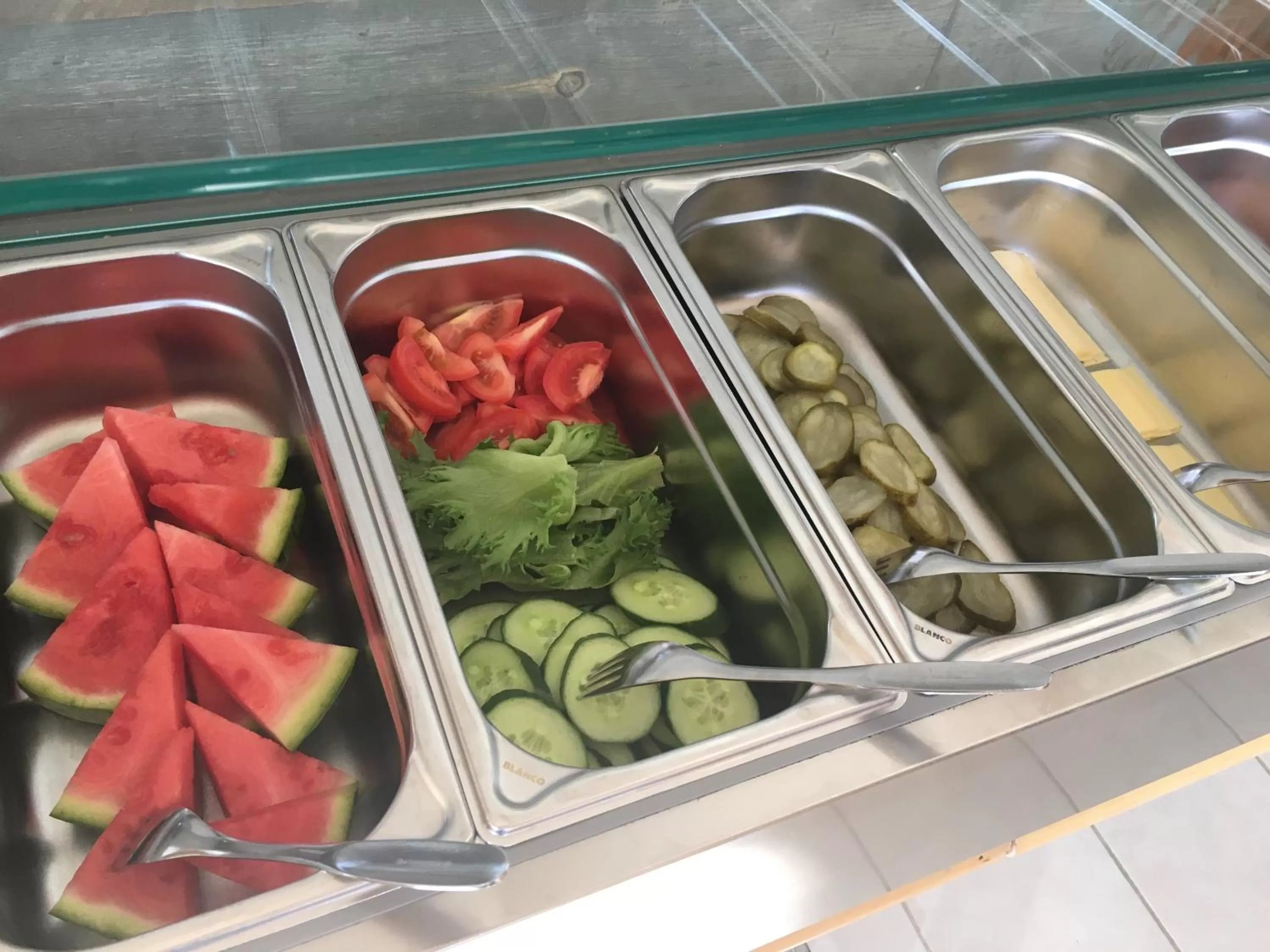 Buffet breakfast in Hotel Yöpuu