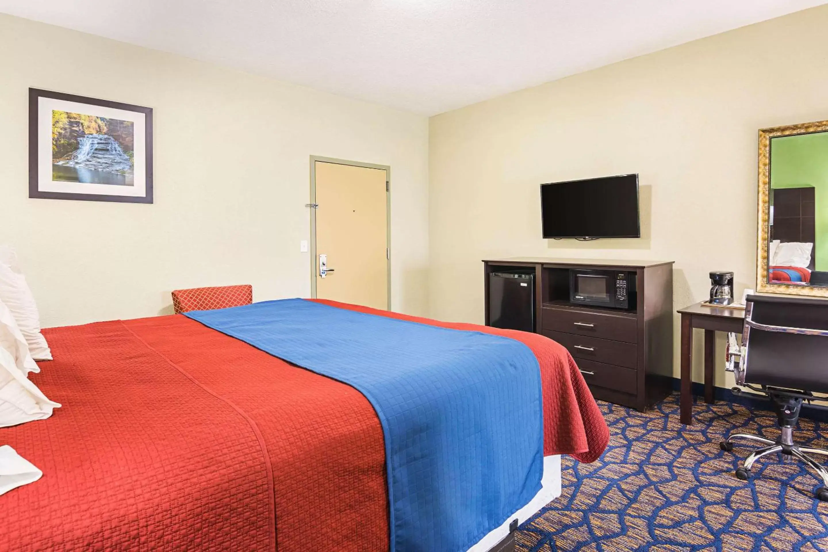 Photo of the whole room, Bed in Rodeway Inn and Suites Ithaca