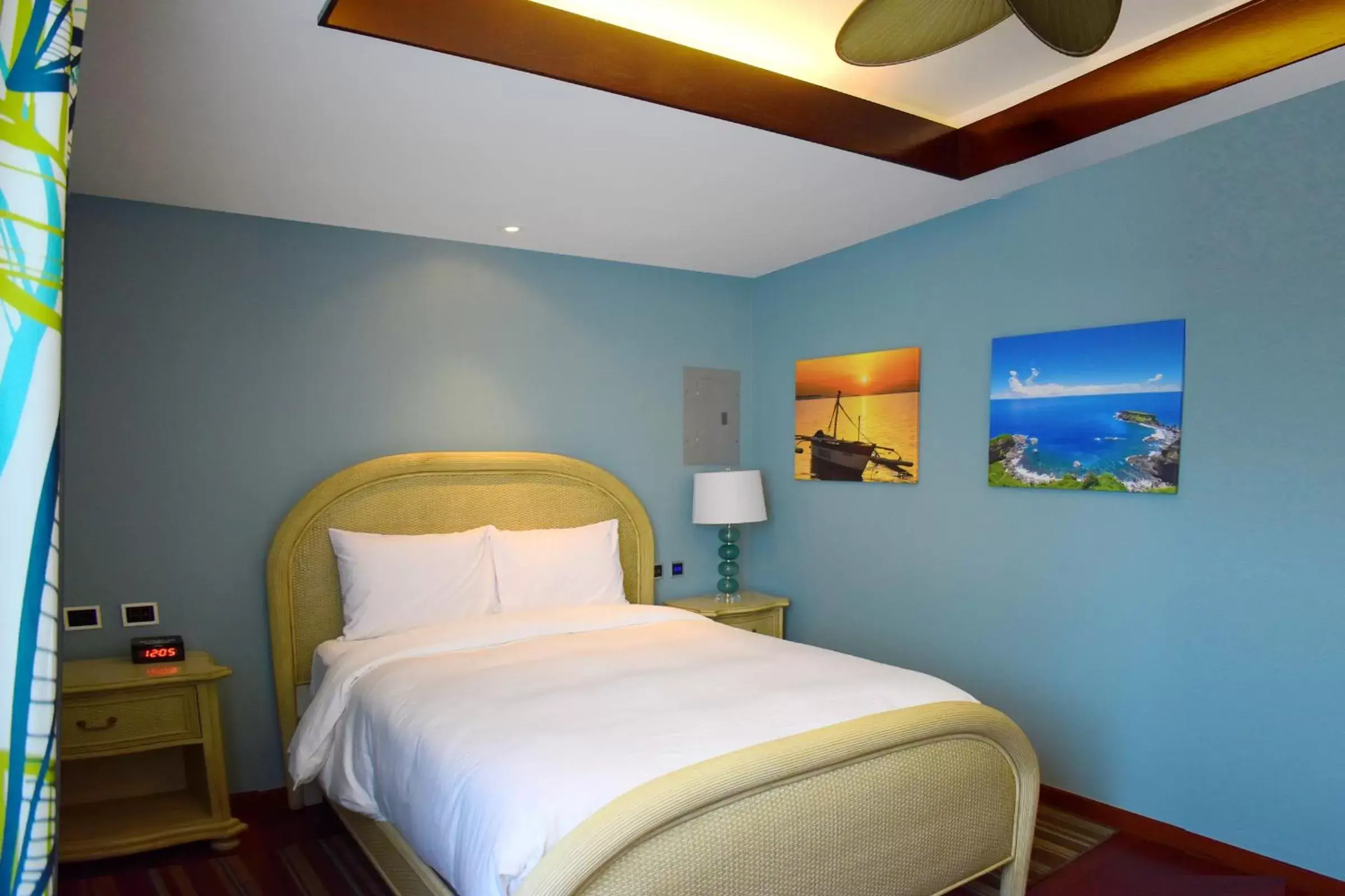 Bedroom, Bed in Surfrider Resort Hotel