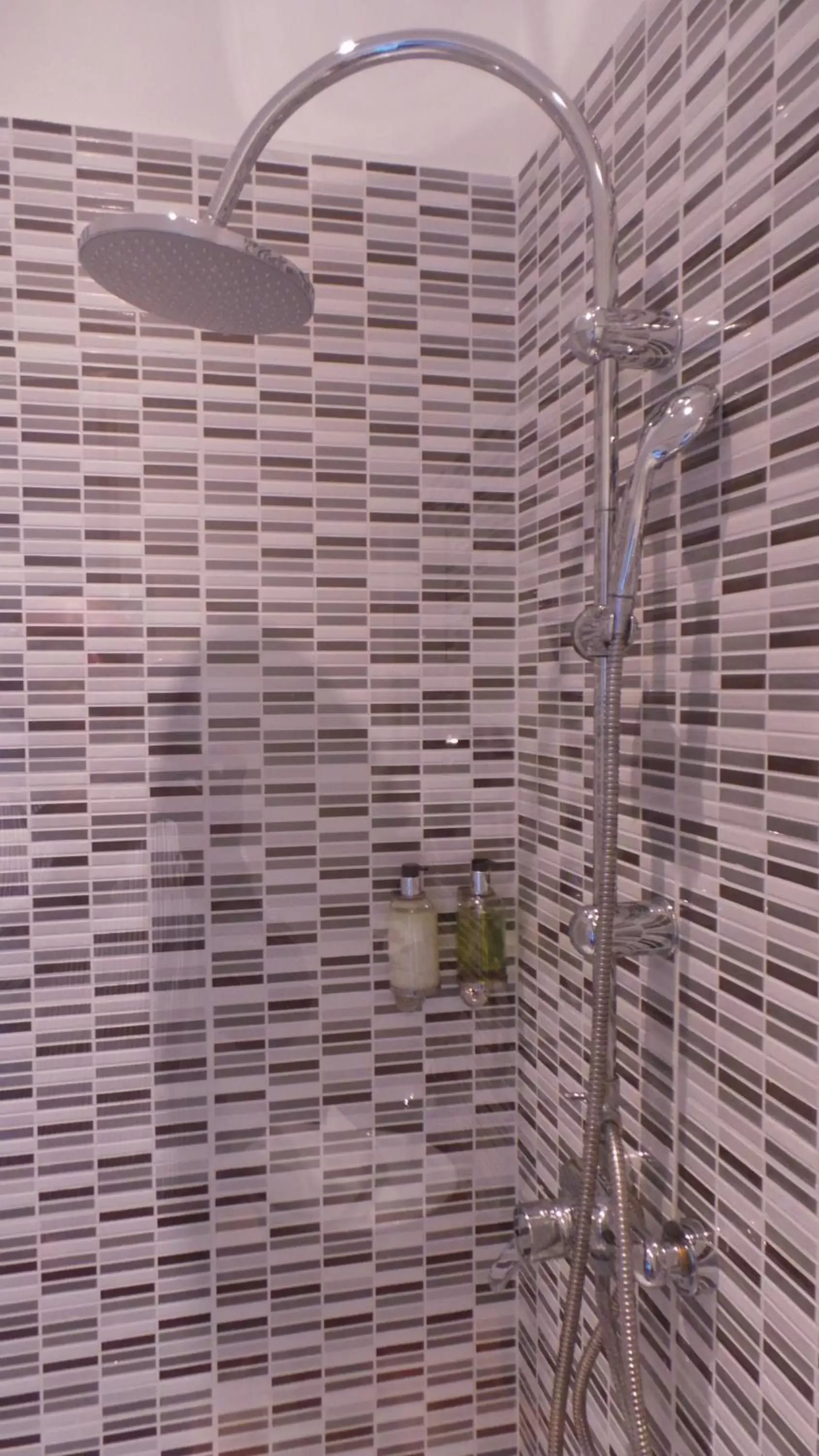 Shower, Bathroom in Le Nouvel Hôtel