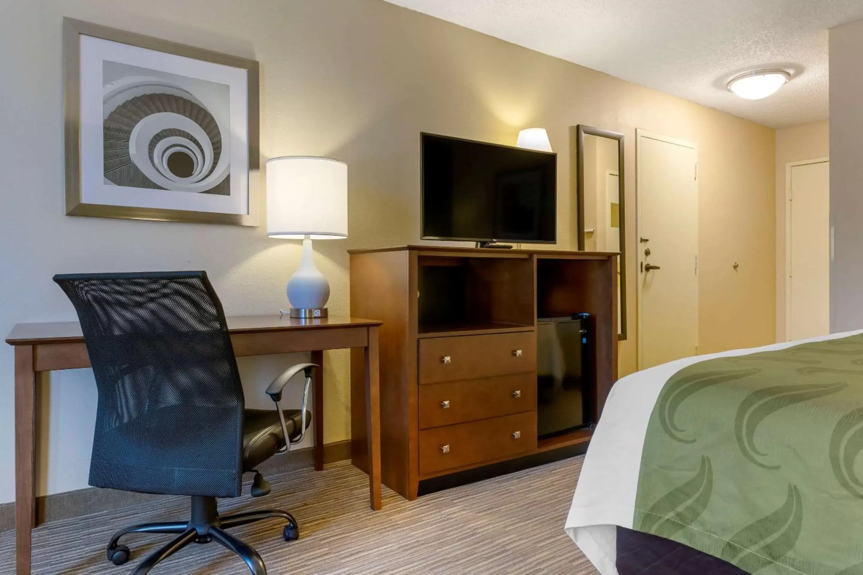 Bedroom, TV/Entertainment Center in Quality Inn Harrison