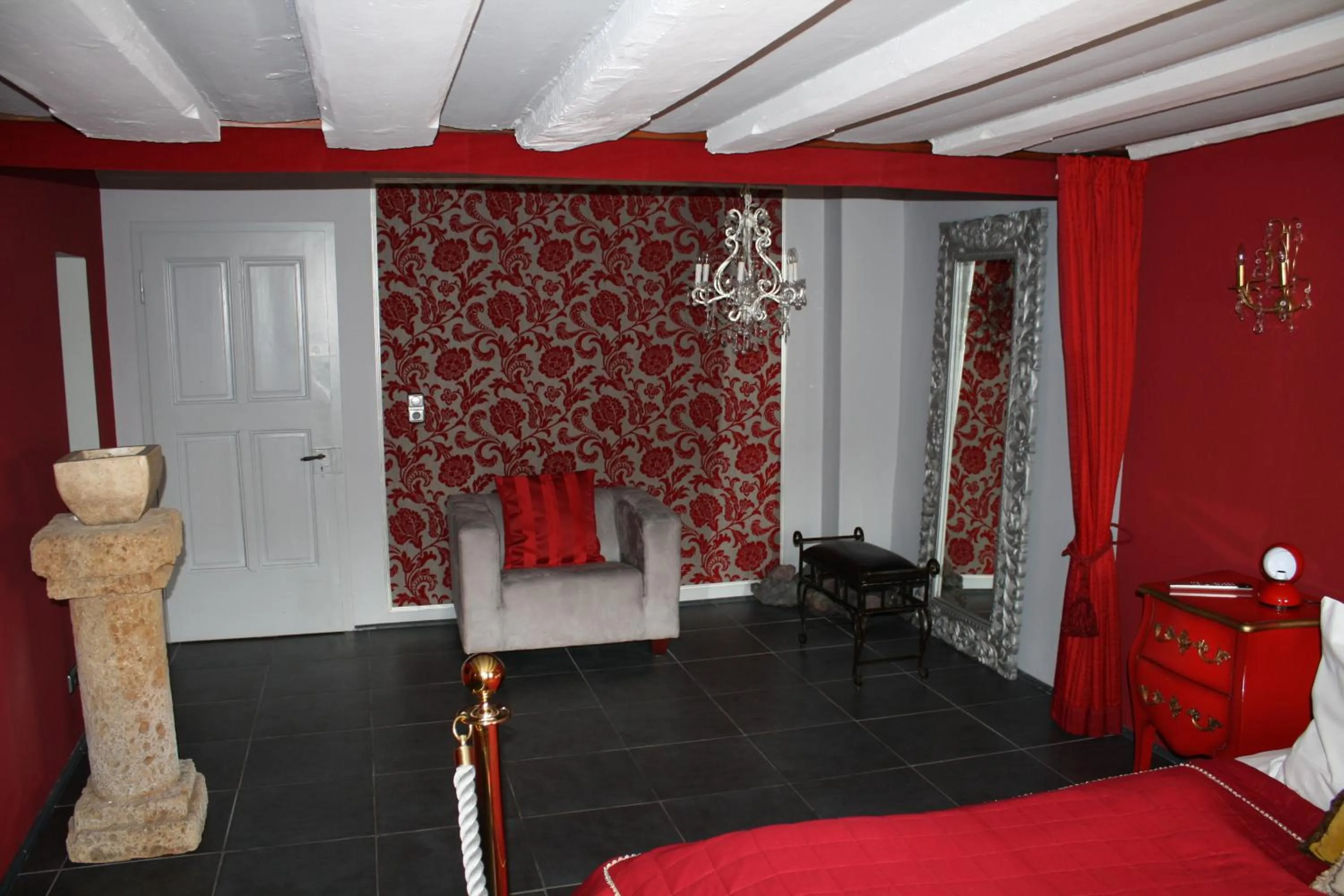 Photo of the whole room, Bed in Elements Hotel