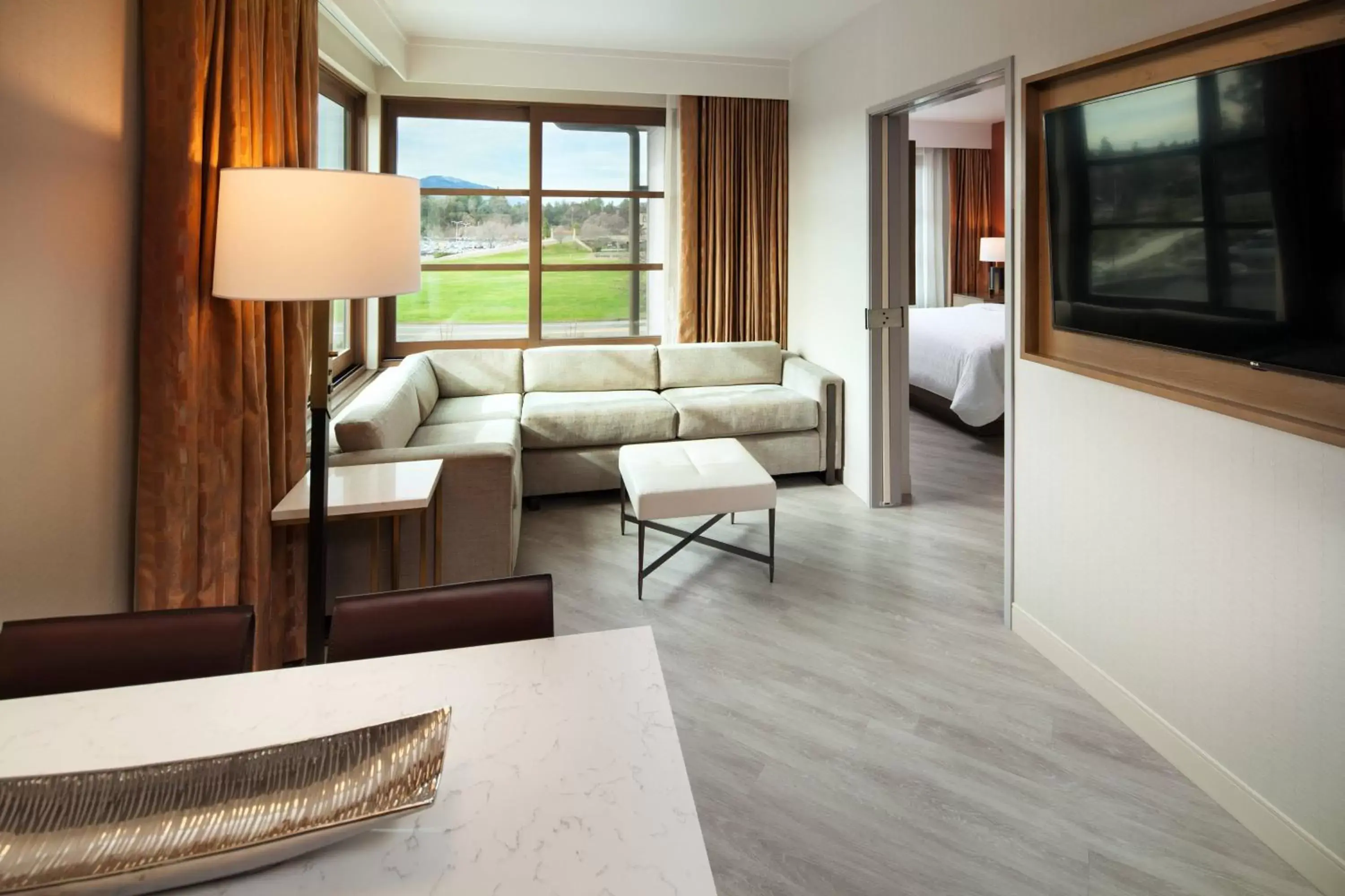 Living room, Bed in Sheraton Redding Hotel at the Sundial Bridge Living room, Bed in Sheraton Redding Hotel at the Sundial Bridge