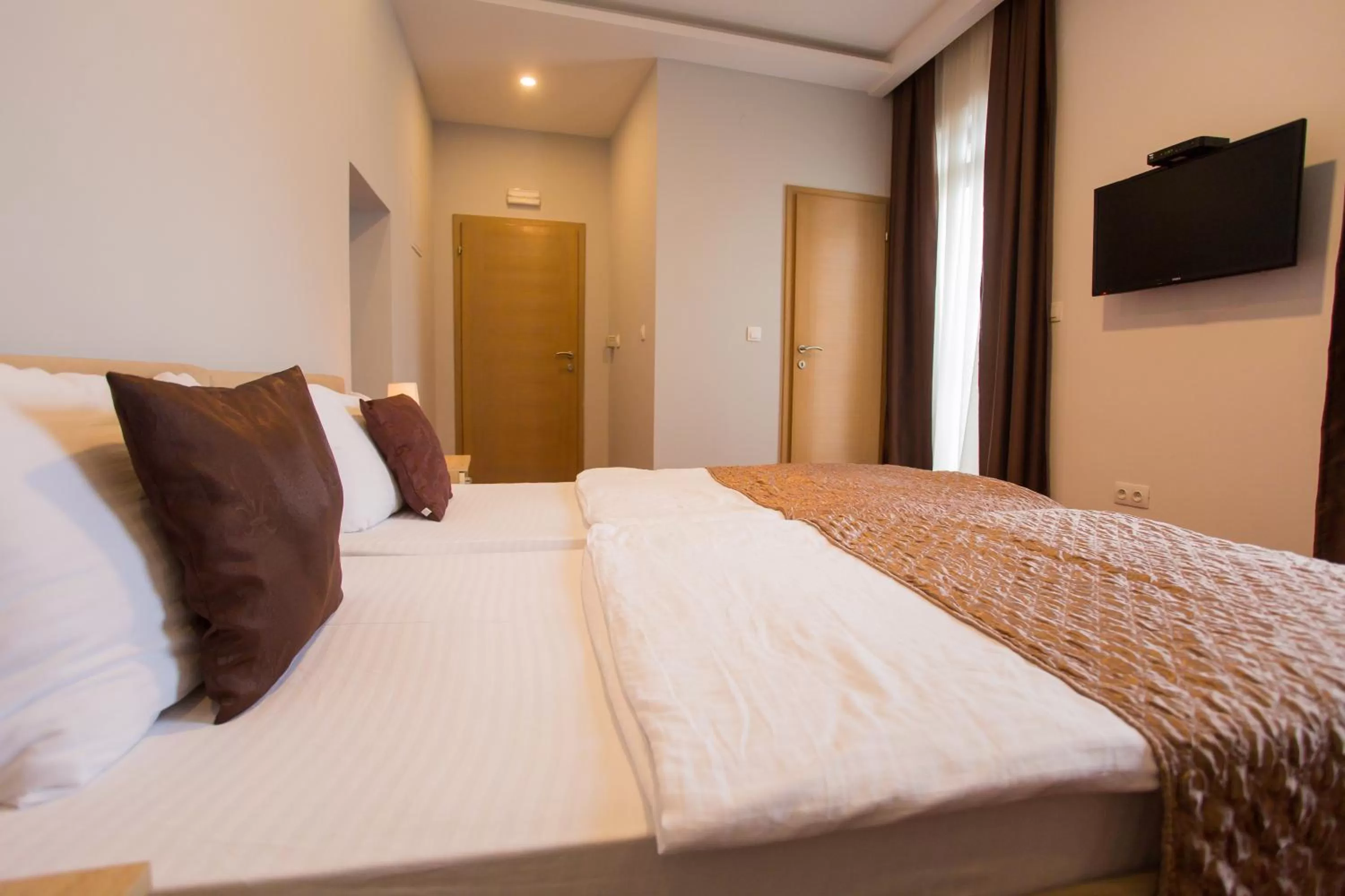 Communal lounge/ TV room, Bed in Hotel Hana