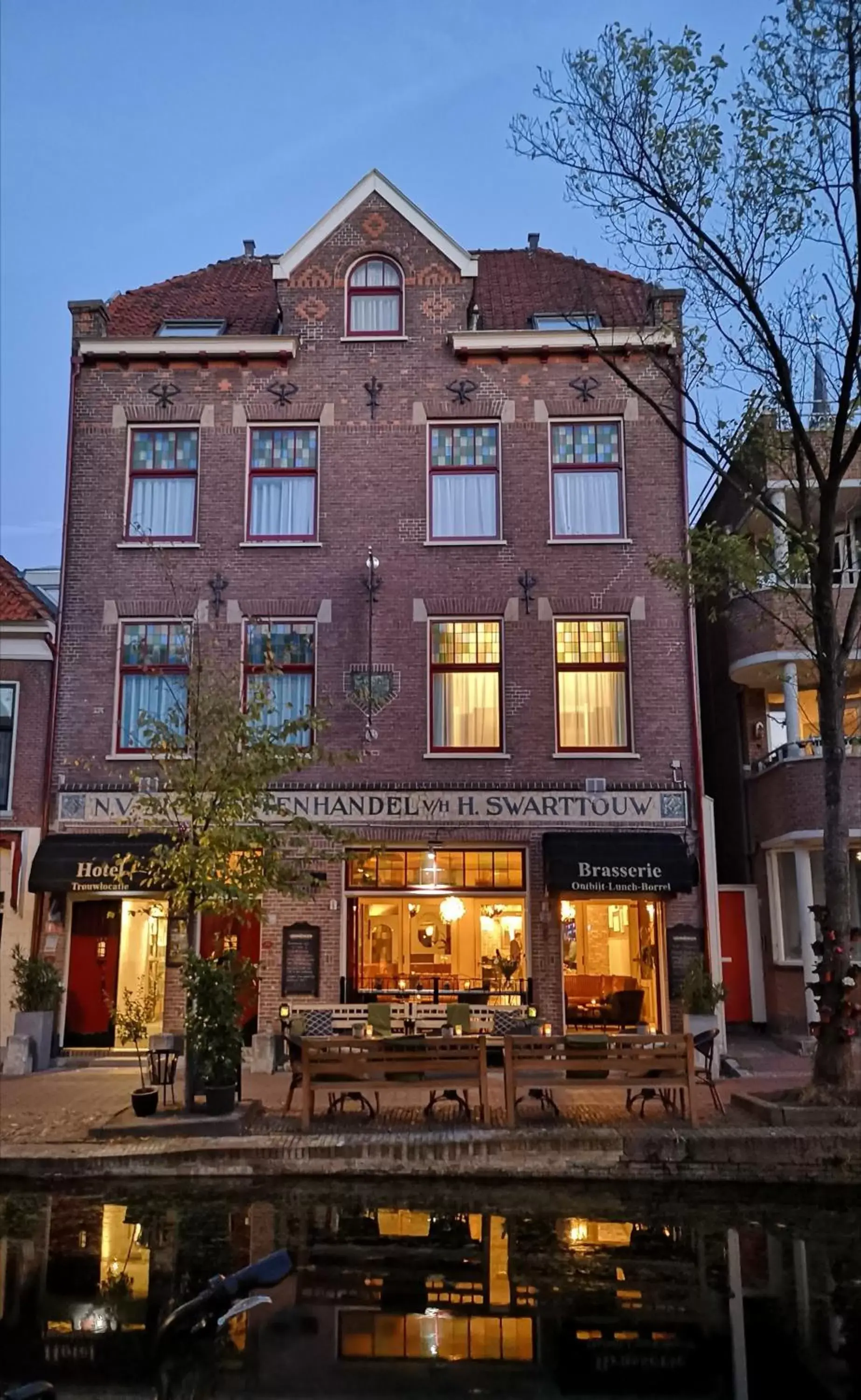Facade/entrance, Property Building in Hotel Johannes Vermeer Delft