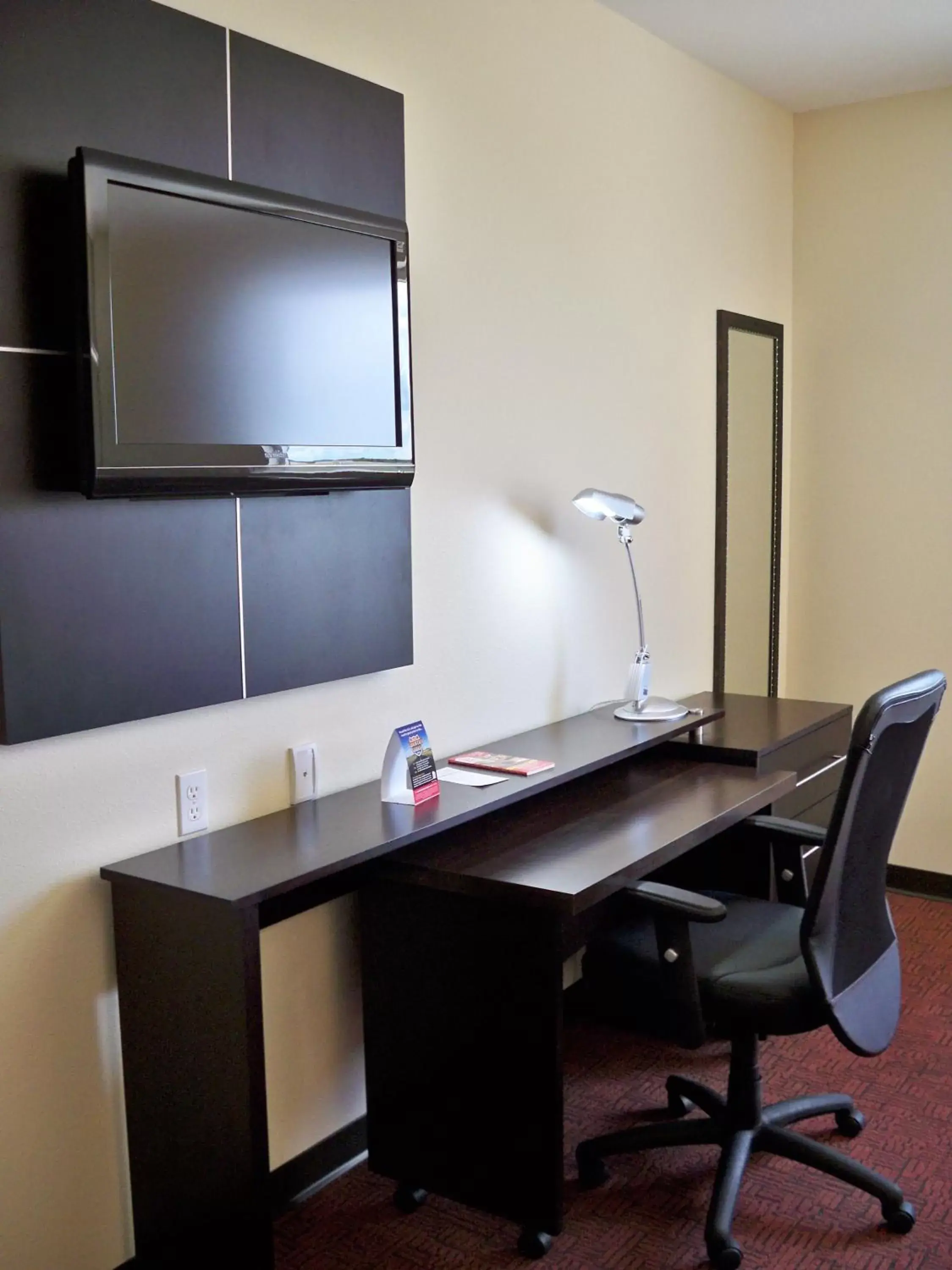 Photo of the whole room, Coffee/Tea Facilities in Red Roof Inn & Suites Beaumont