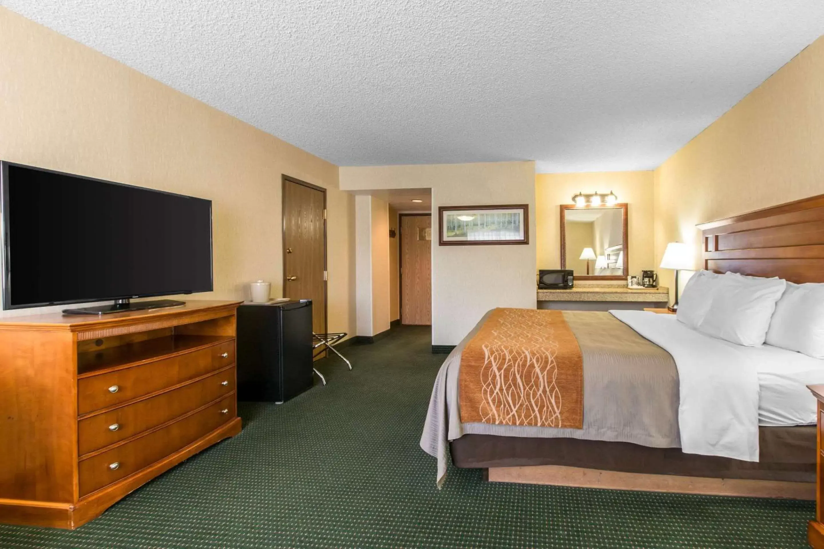 Photo of the whole room, TV/Entertainment Center in Comfort Inn Near Vail Beaver Creek