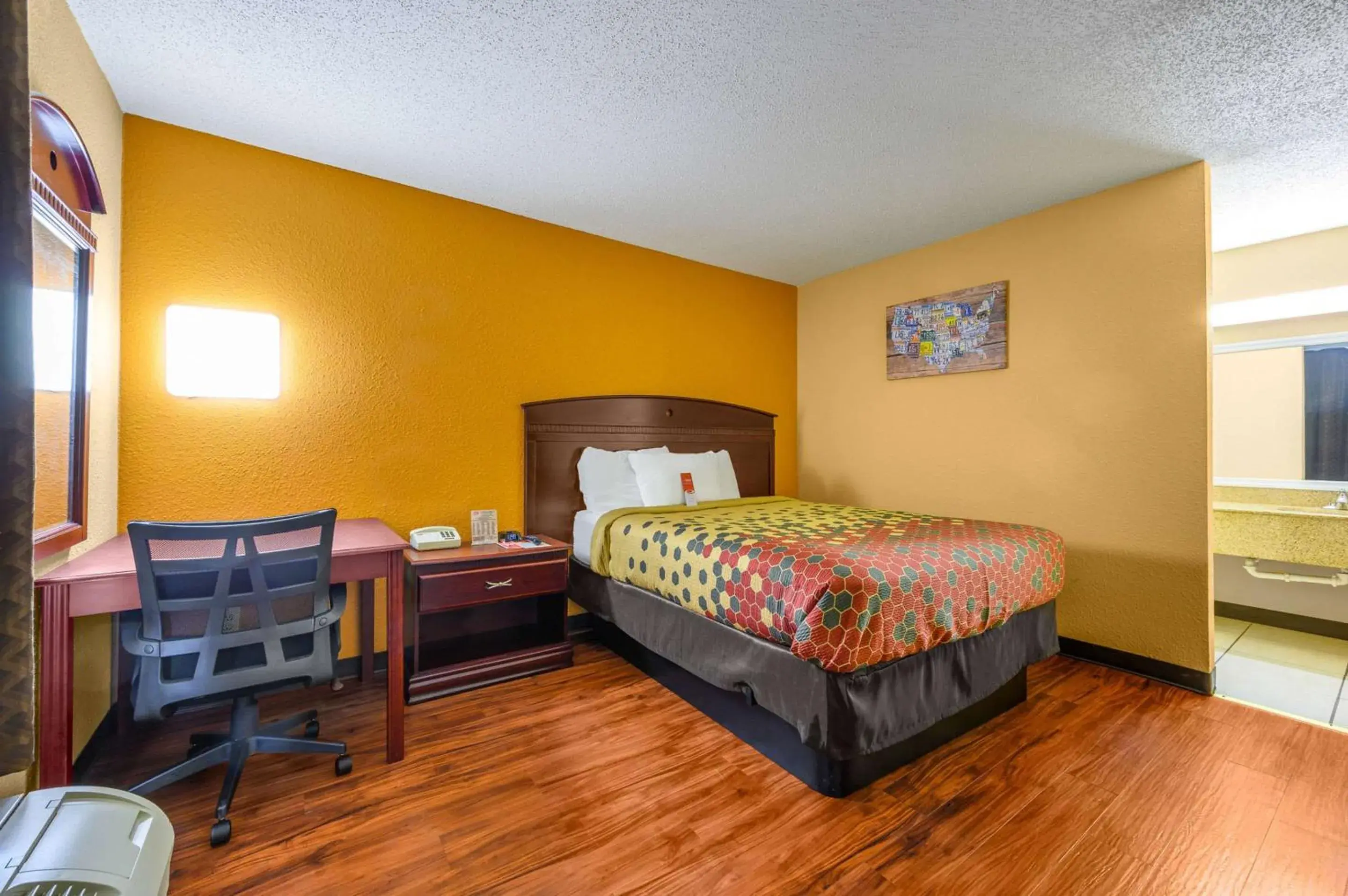 Photo of the whole room, Bed in Econo Lodge