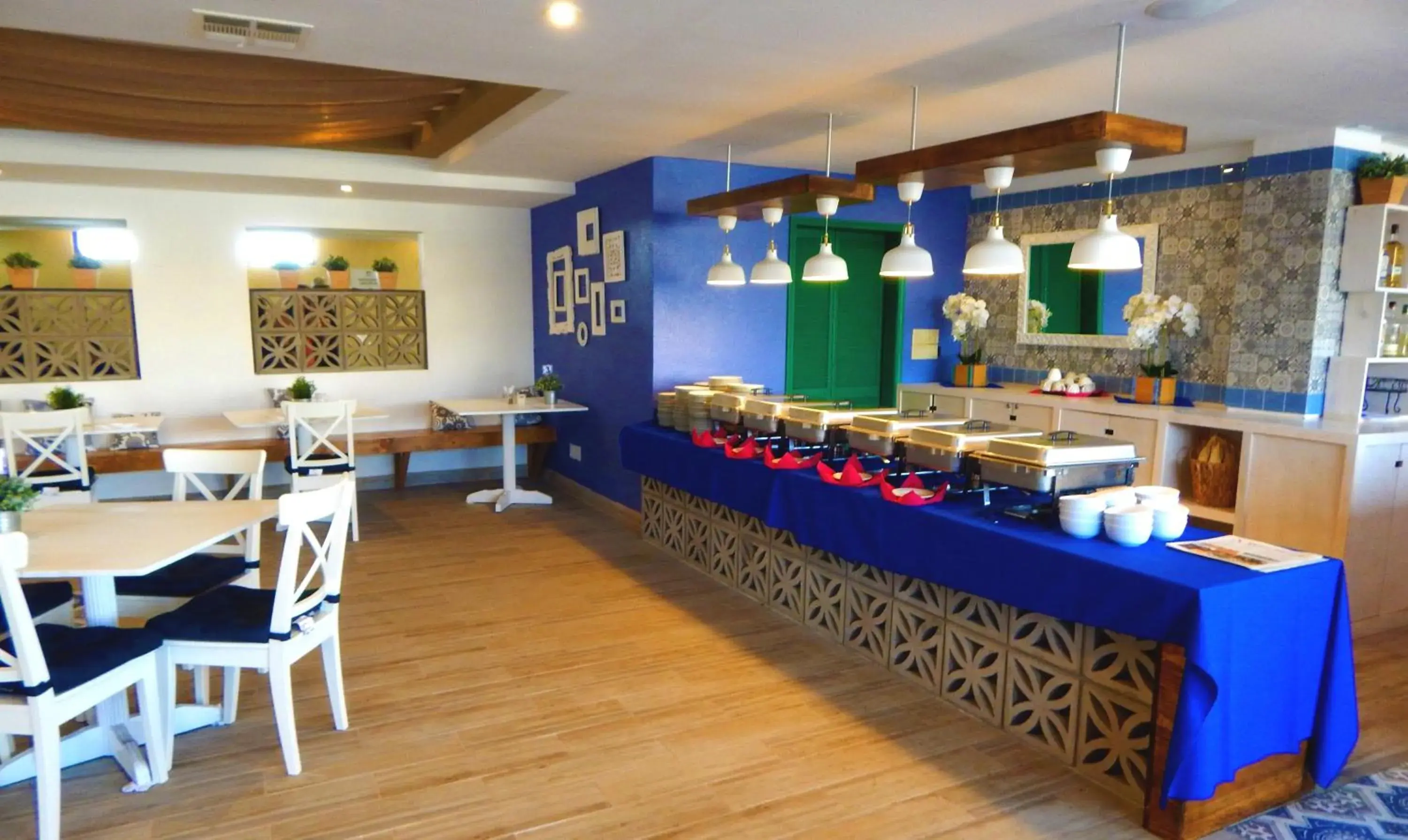 Restaurant/places to eat in Hotel Corona Plaza Restaurant/places to eat in Hotel Corona Plaza