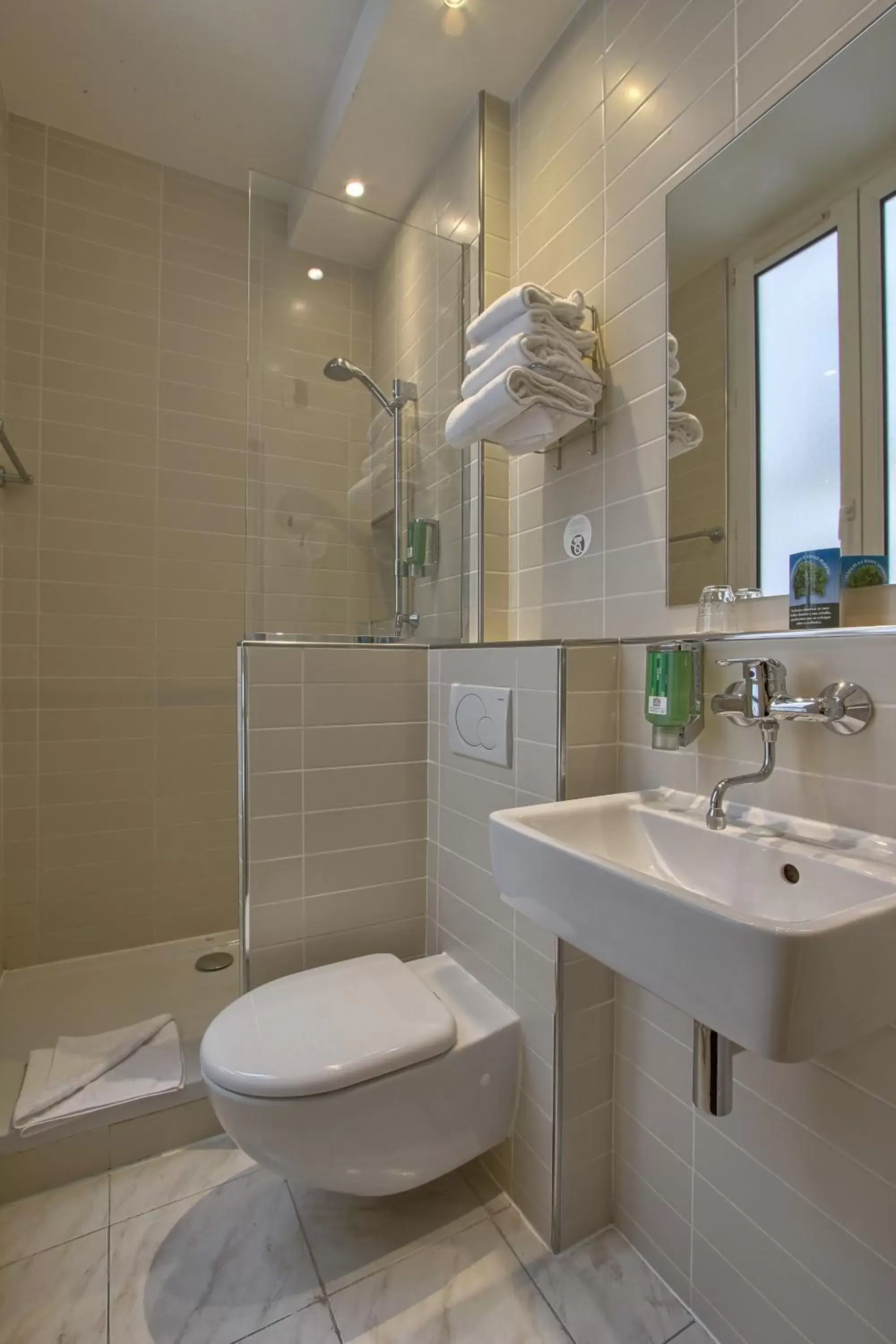 Shower, Bathroom in Timhotel Invalides Eiffel
