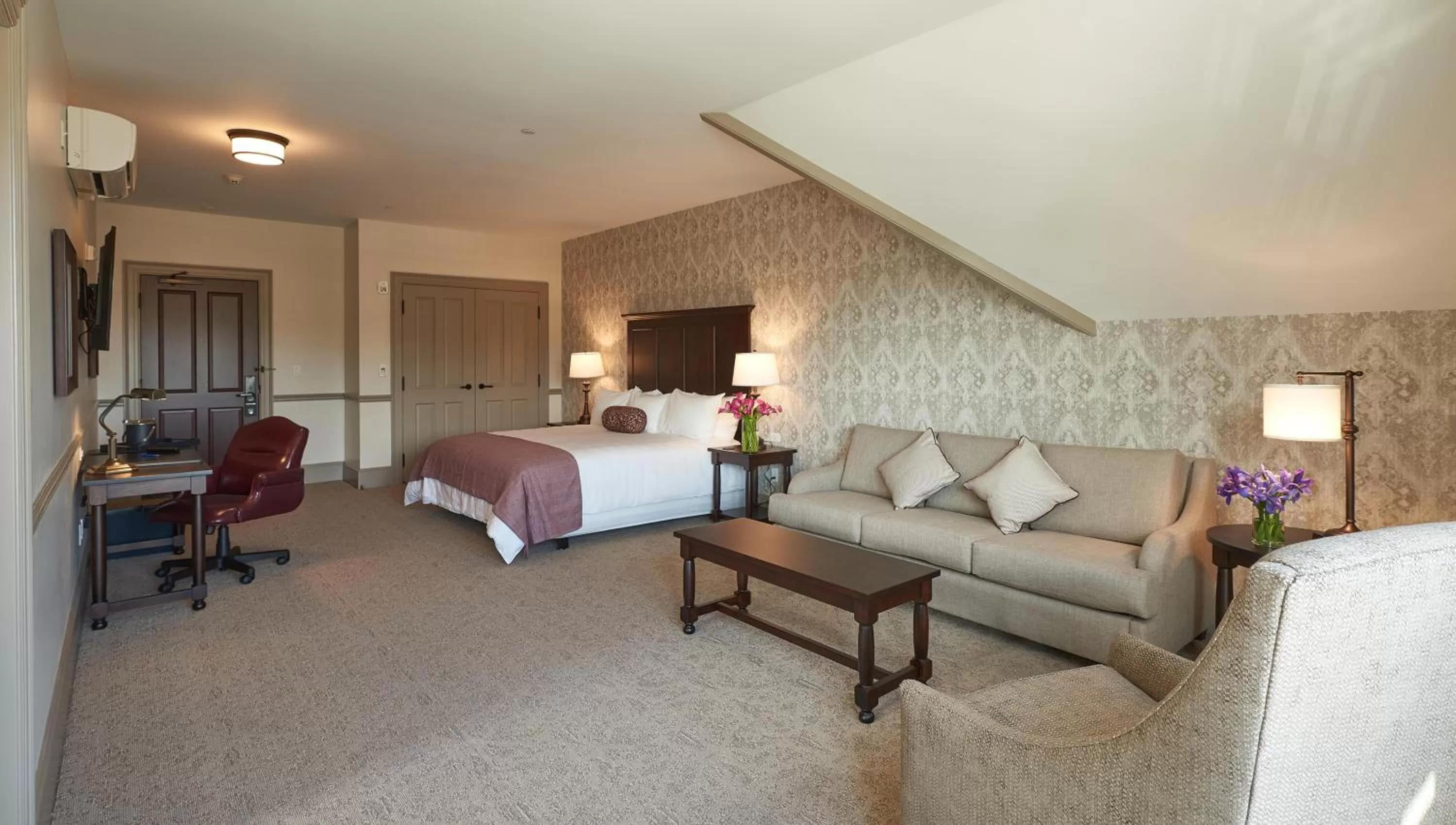 Photo of the whole room, Bed in The Groton Inn