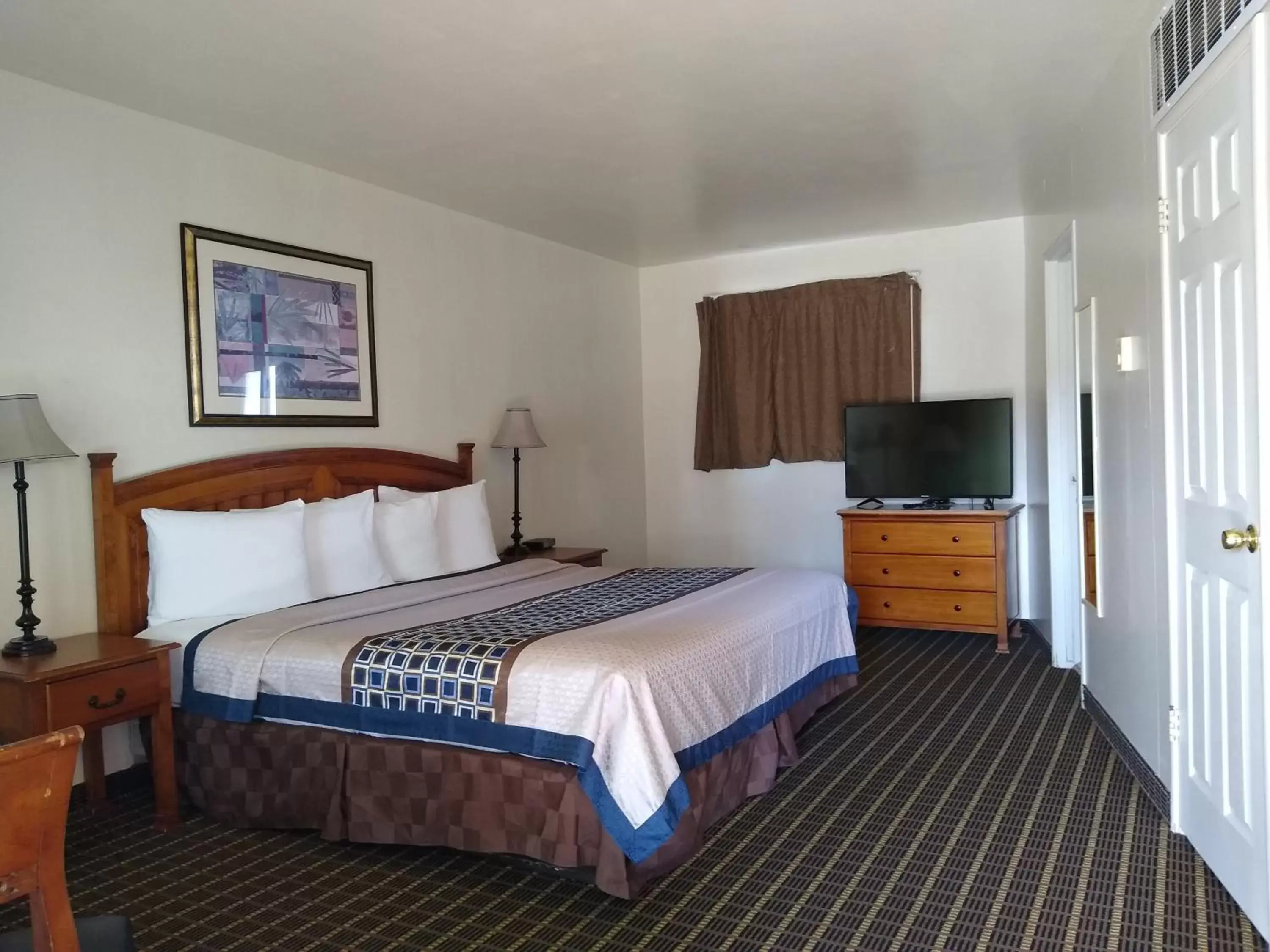 Photo of the whole room, Bed in North Coast Inn