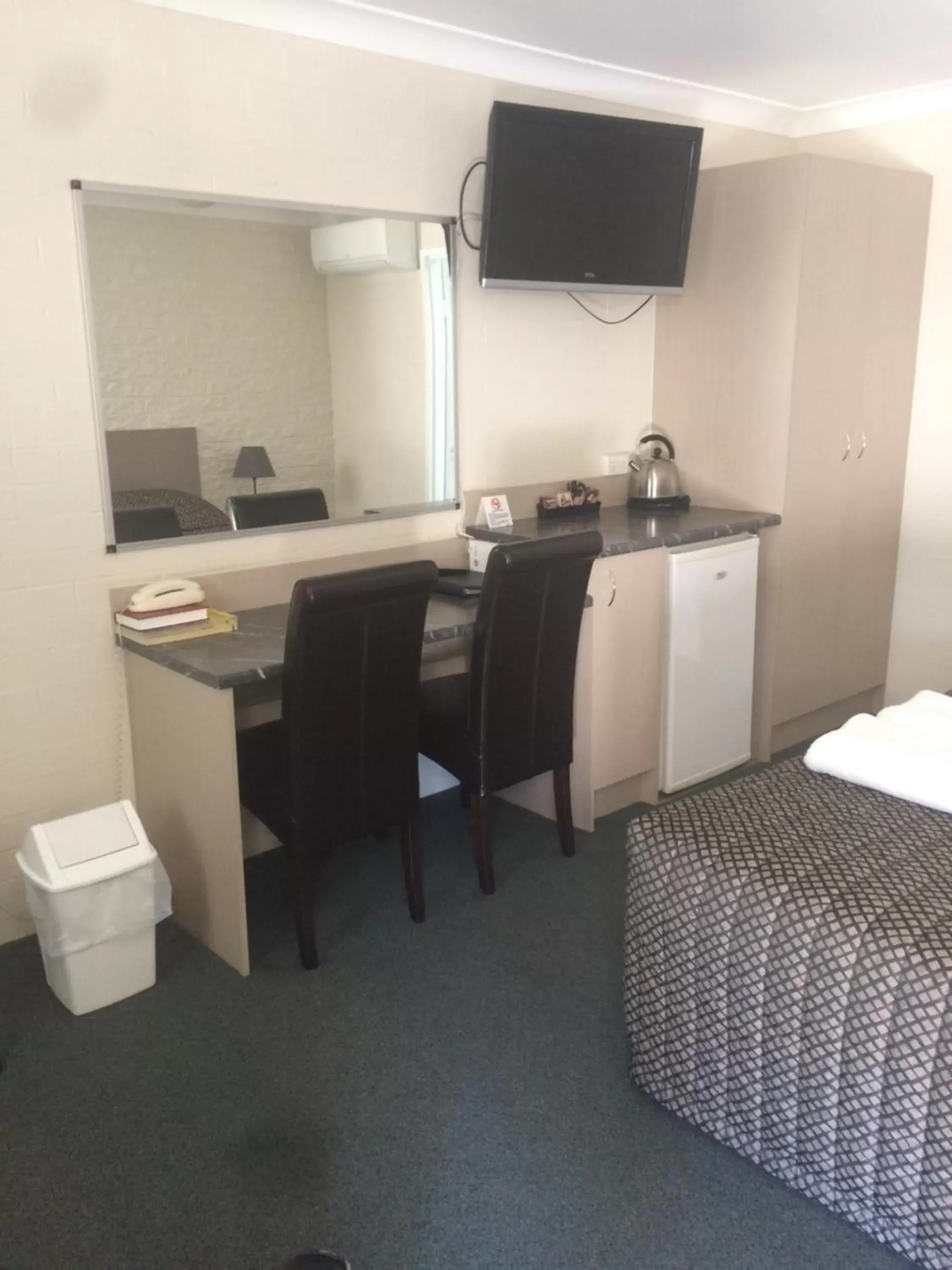 Coffee/tea facilities, TV/Entertainment Center in Alexander Motor Inn