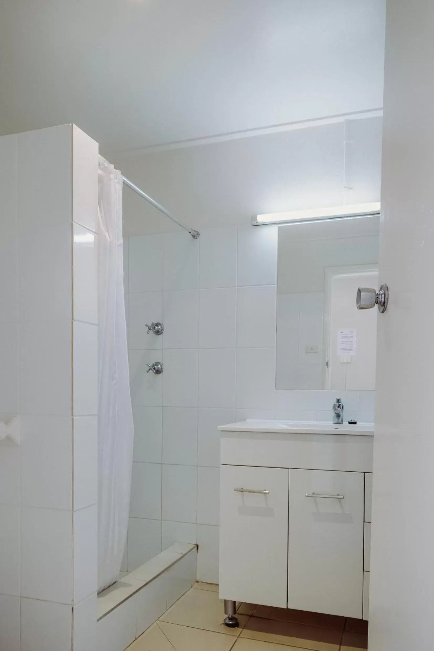 Shower, Bathroom in Artesian Spa Motel