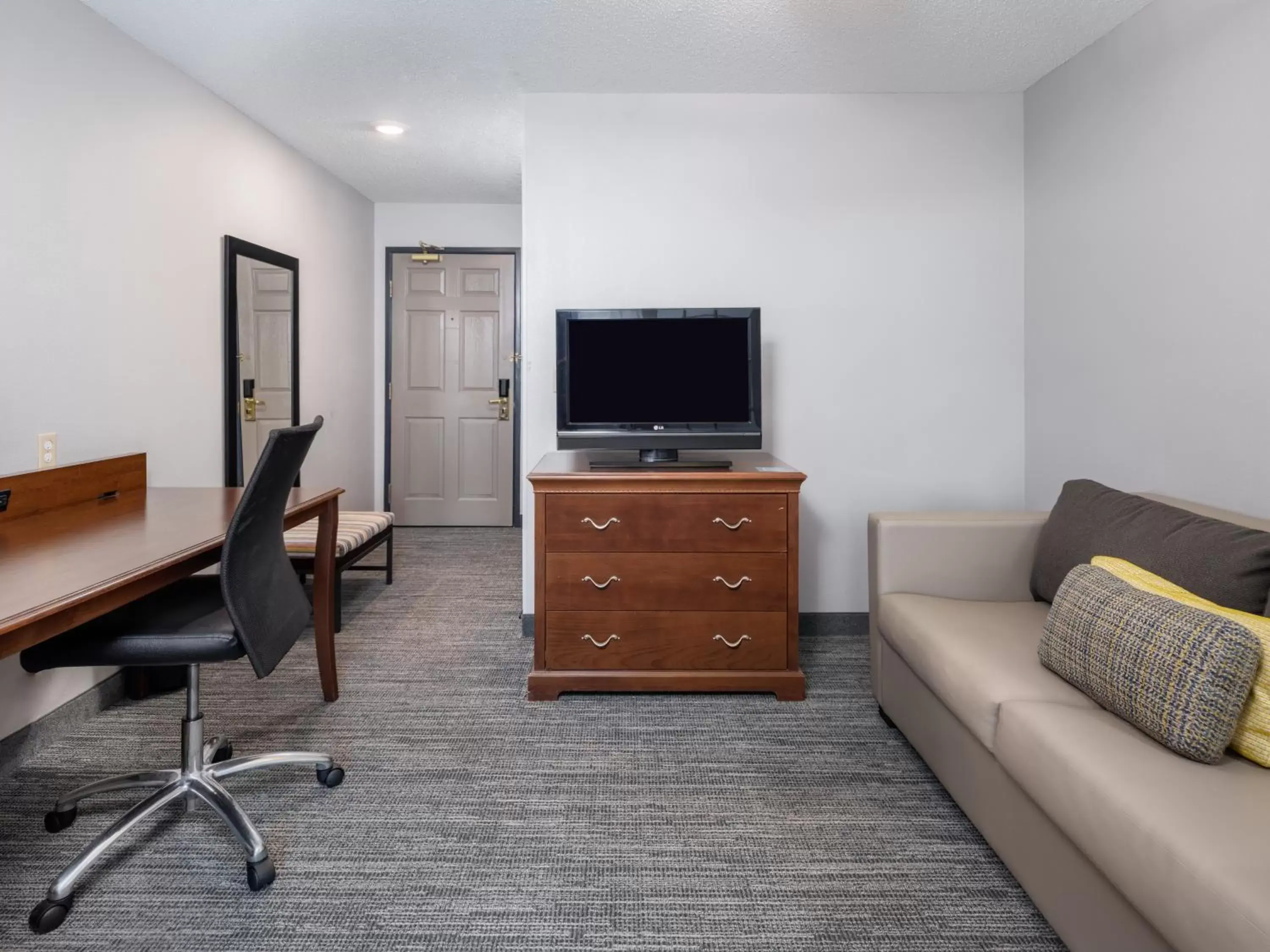 Living room, TV/Entertainment Center in Country Inn & Suites by Radisson, Toledo, OH