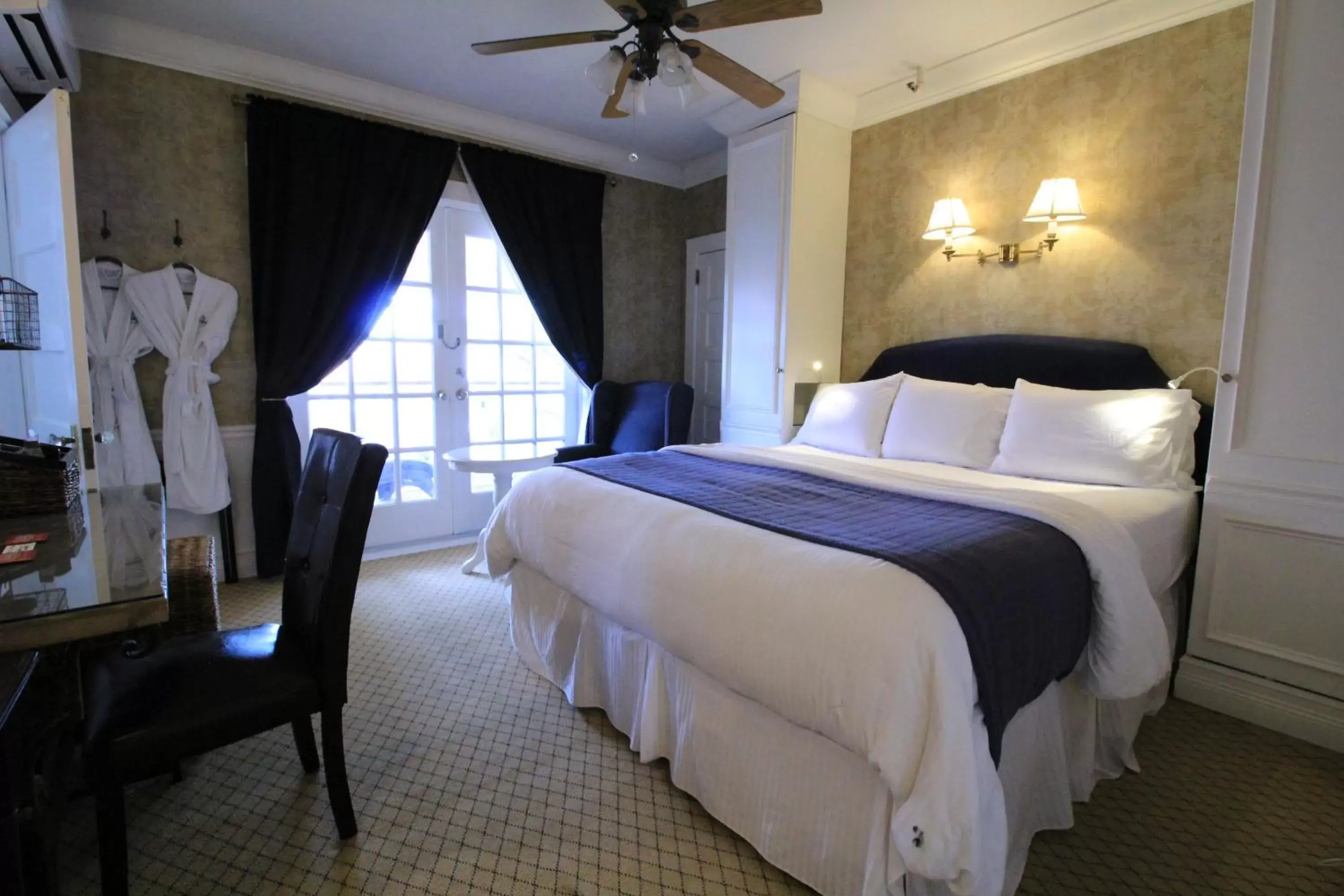 Bed in The Riverview Hotel - New Smyrna Beach