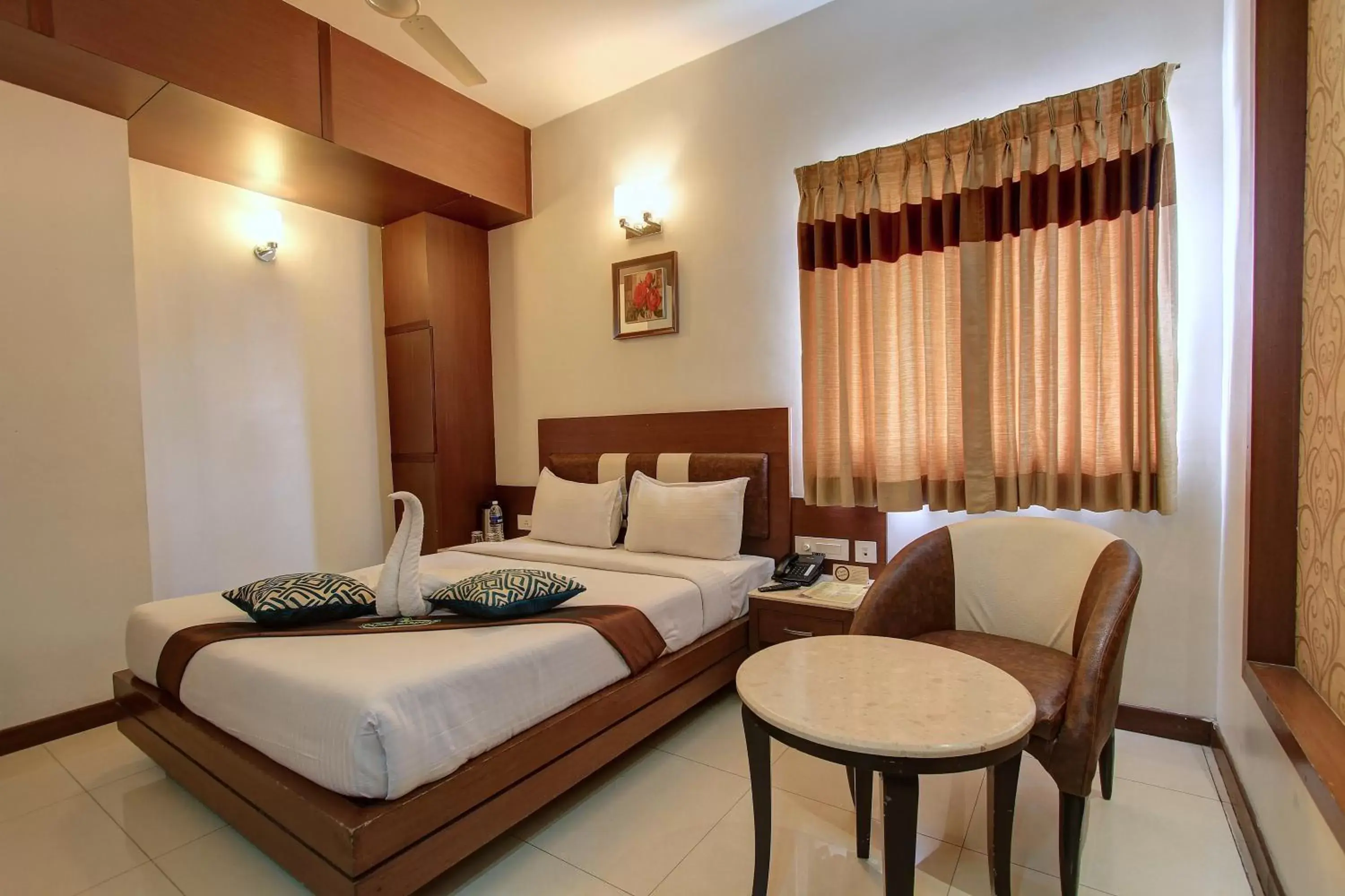 Dining area, Bed in Hotel Prince Gardens