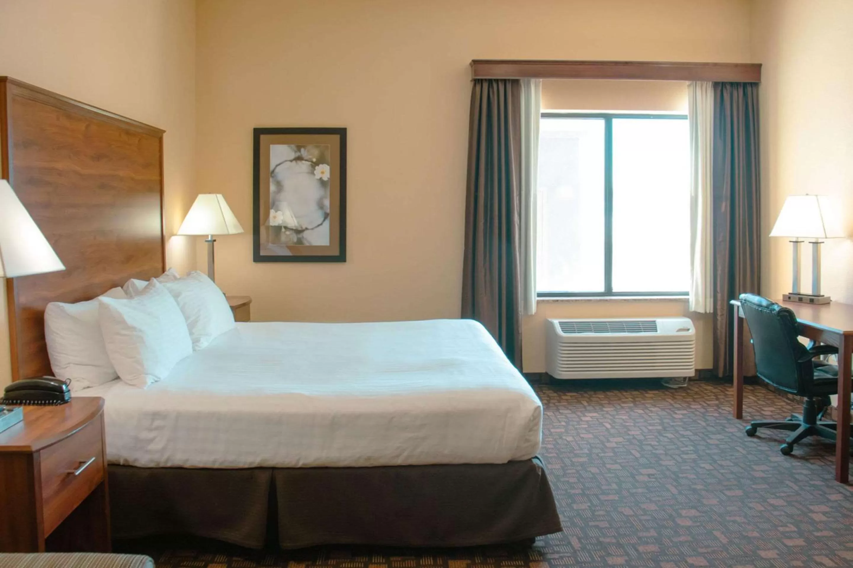 Bedroom, Bed in Expressway Suites of Grand Forks