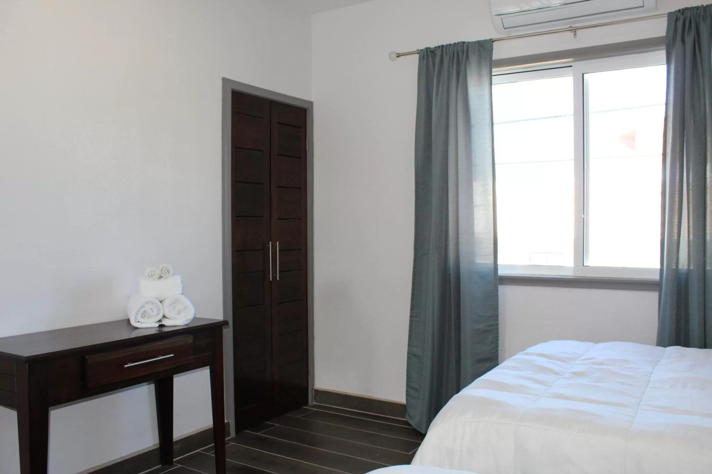 Bedroom, Bed in Barefoot Caye Caulker Hotel