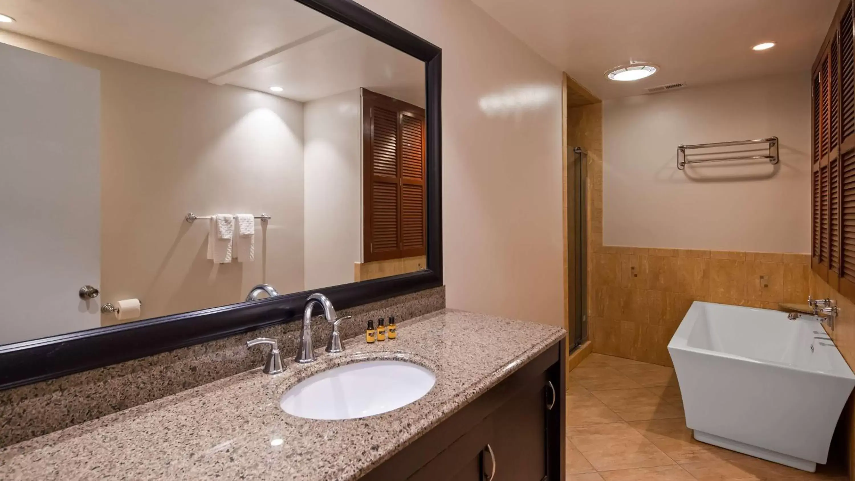 Bathroom in Best Western Plus Coastline Inn