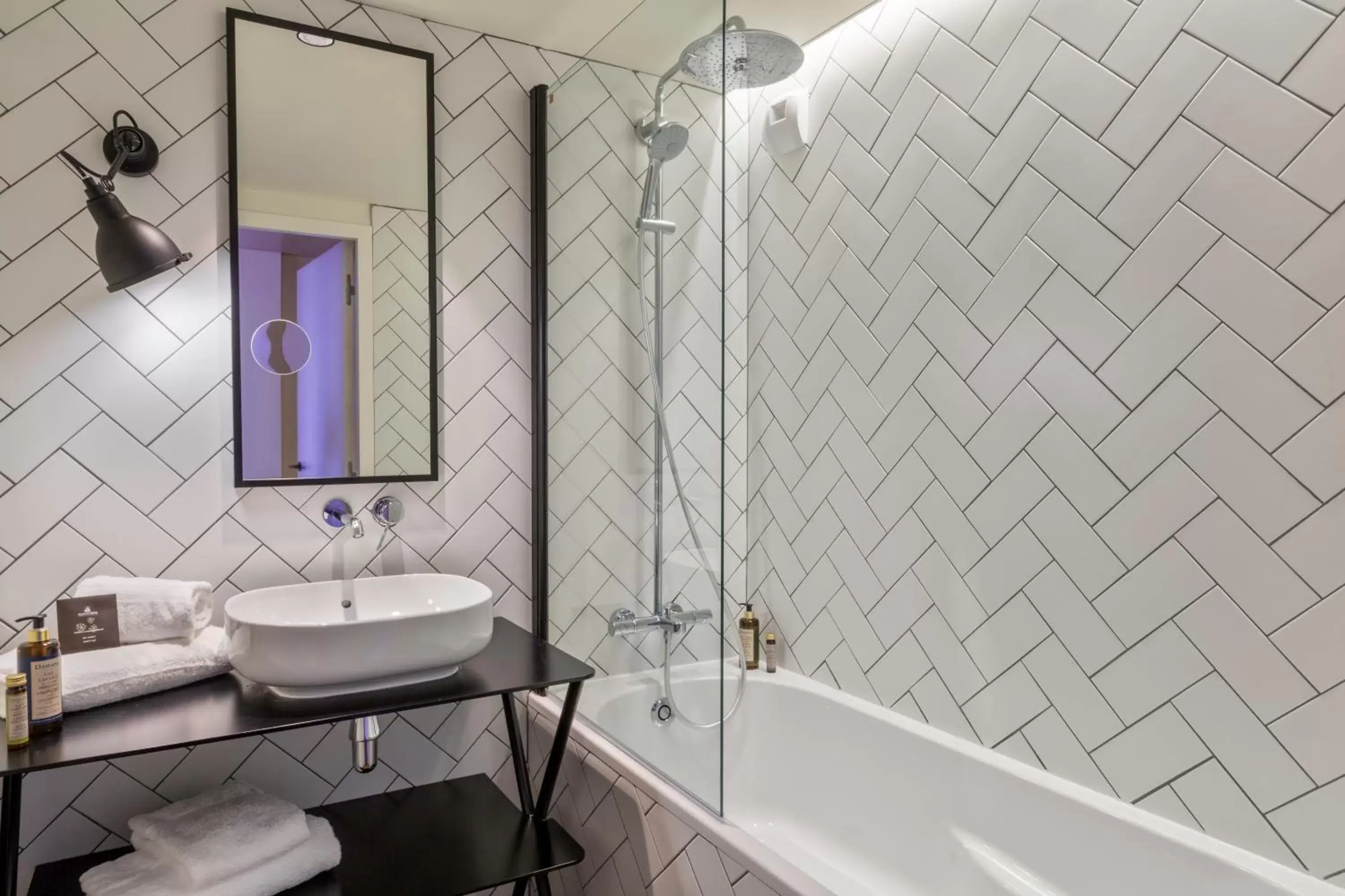 Bath, Bathroom in Aiden by Best Western, Lorient Centre