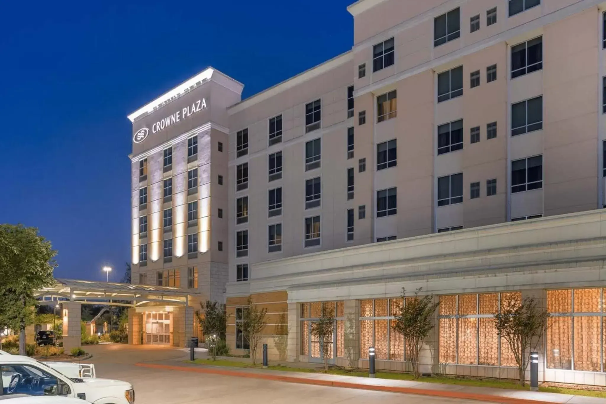 Property Building in Crowne Plaza Shenandoah - The Woodlands