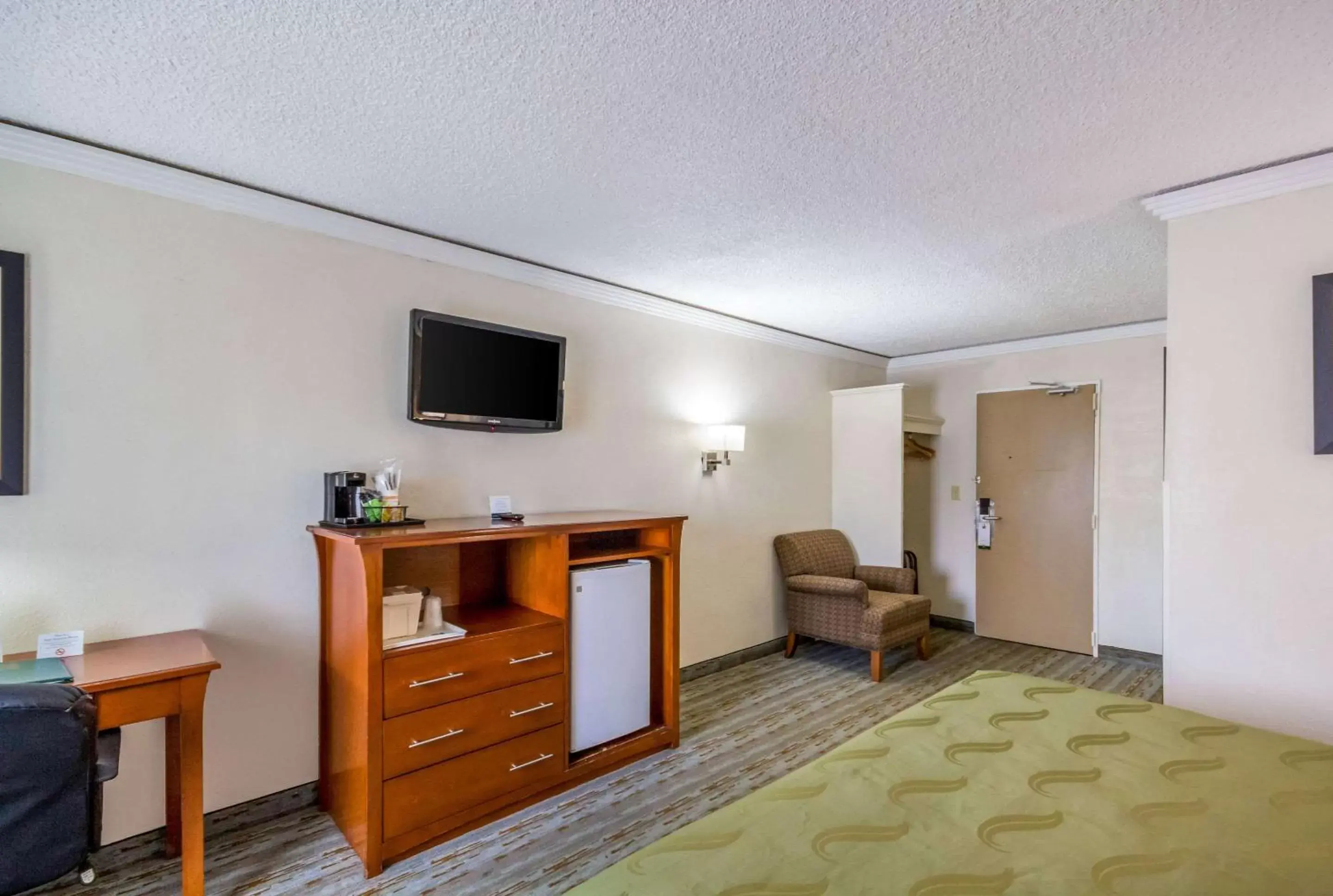 Photo of the whole room, TV/Entertainment Center in Quality Inn & Suites Kansas City - Independence I-70 East
