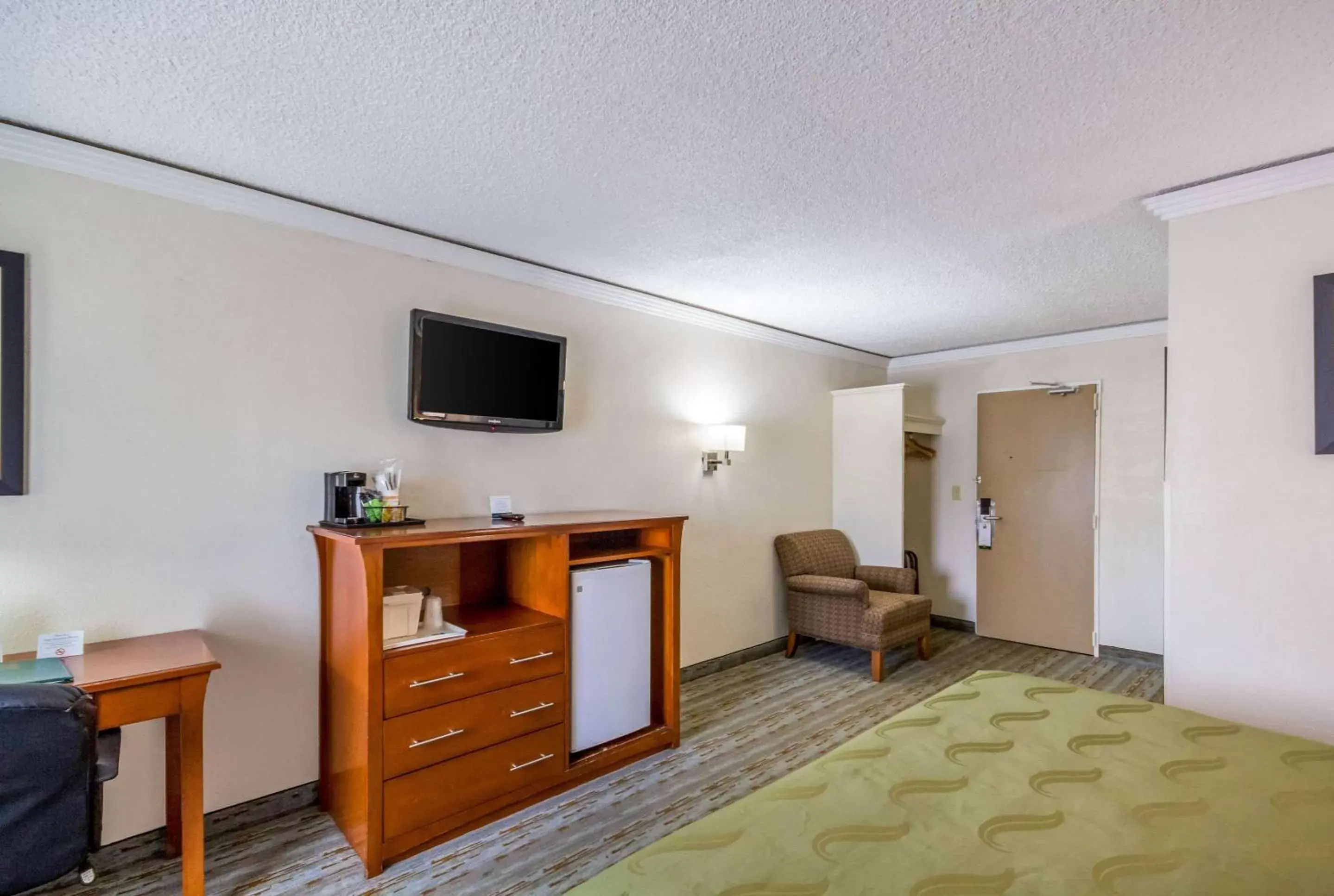 Business Queen Room - Accessible/Non-Smoking in Quality Inn & Suites Kansas City - Independence I-70 East Business Queen Room - Accessible/Non-Smoking in Quality Inn & Suites Kansas City - Independence I-70 East
