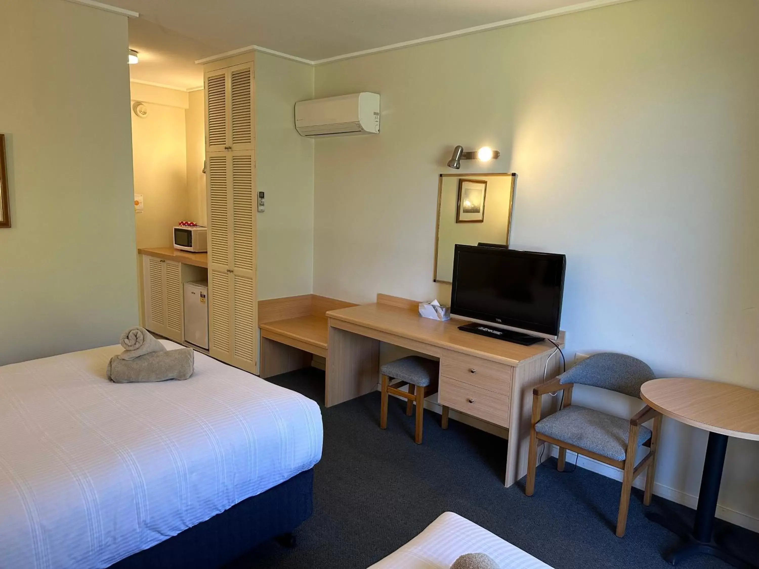 Bed in Banjo Paterson Motor Inn