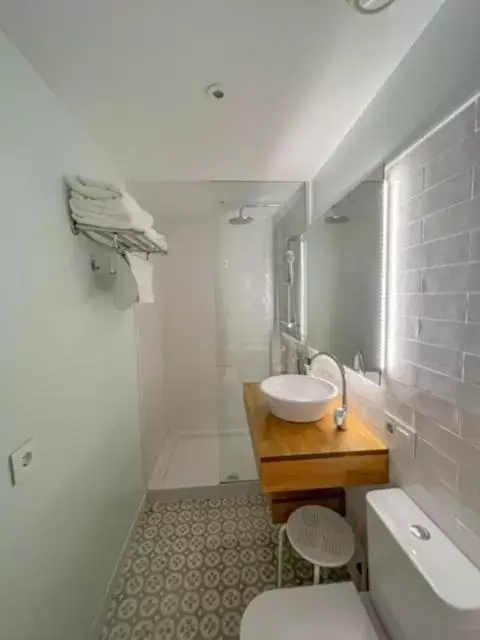 Shower, Bathroom in HOTEL & APARTAMENTS THALASSA Sport & Spa