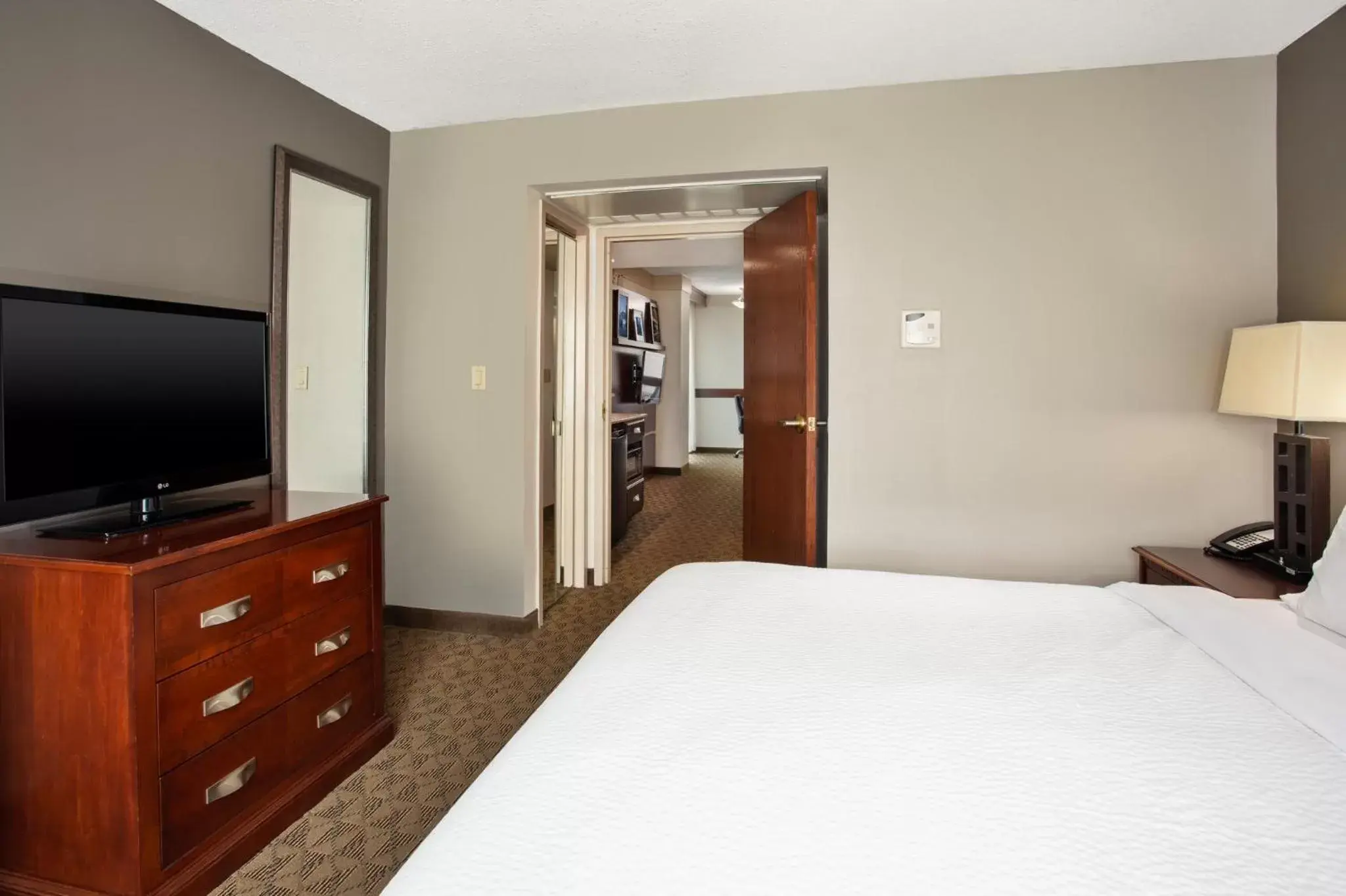 Photo of the whole room, TV/Entertainment Center in Holiday Inn University Plaza-Bowling Green, an IHG Hotel